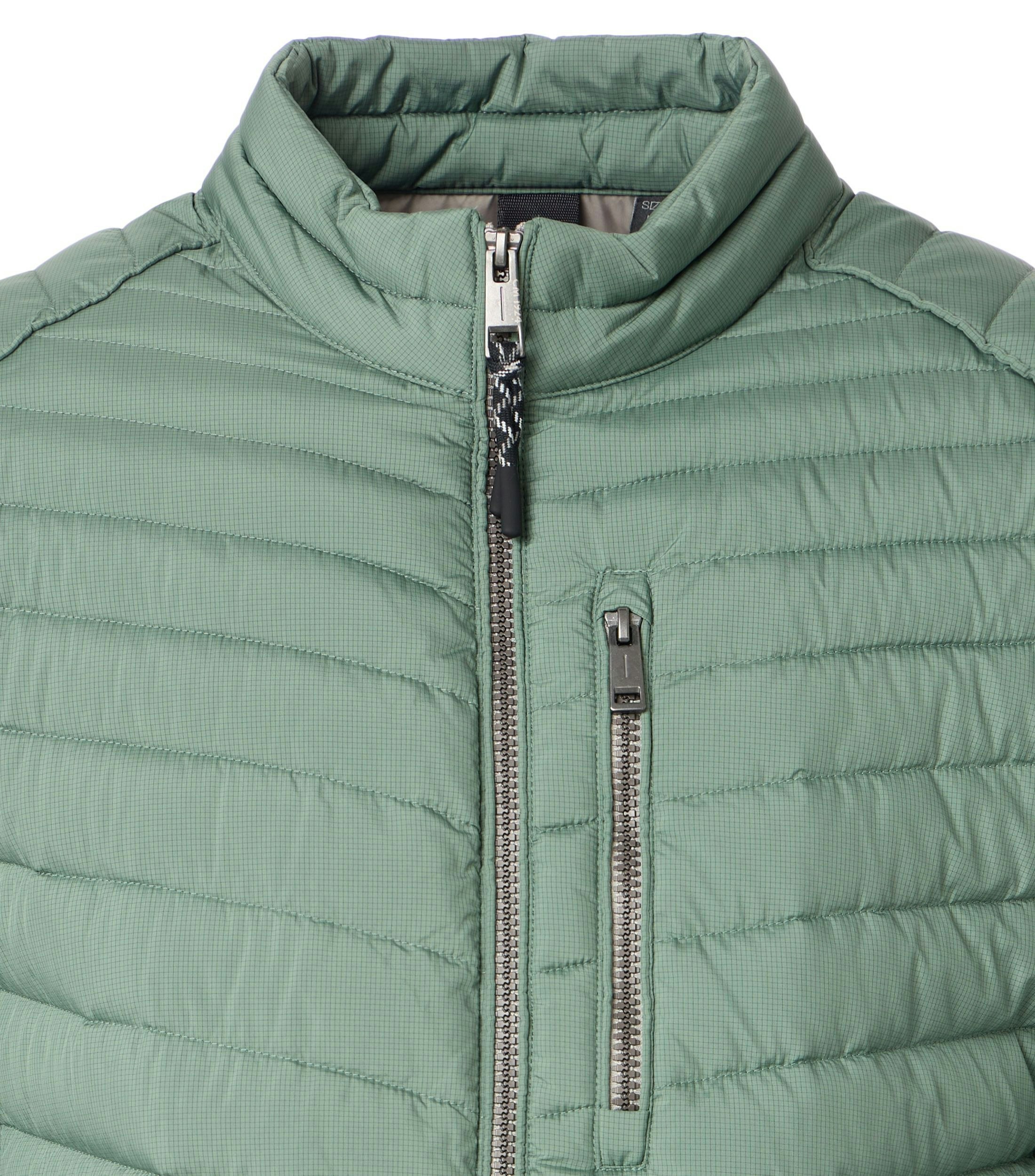 Das Model trägt eine Jacke im uni Muster in der Farbe Mint