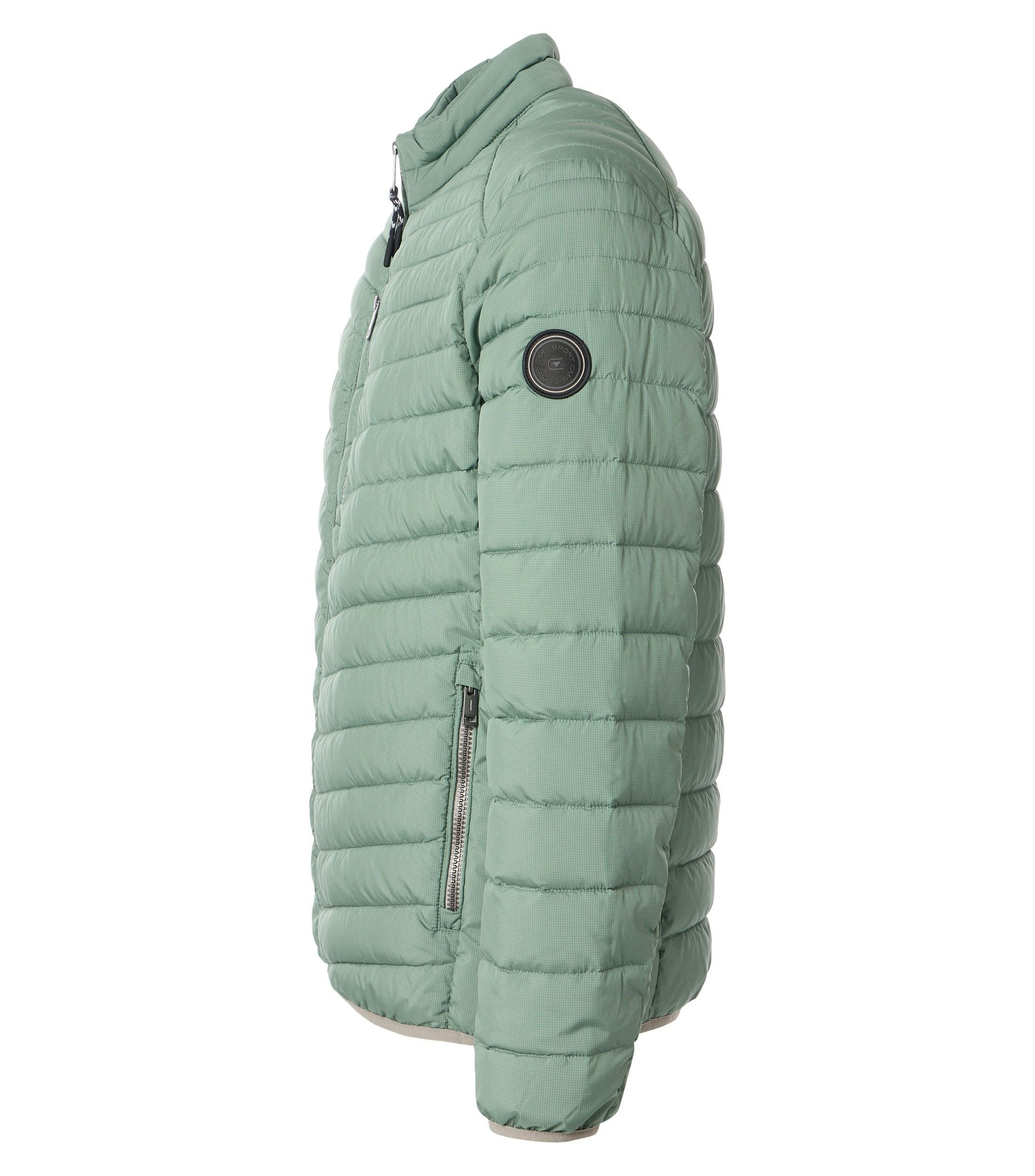 Das Model trägt eine Jacke im uni Muster in der Farbe Mint