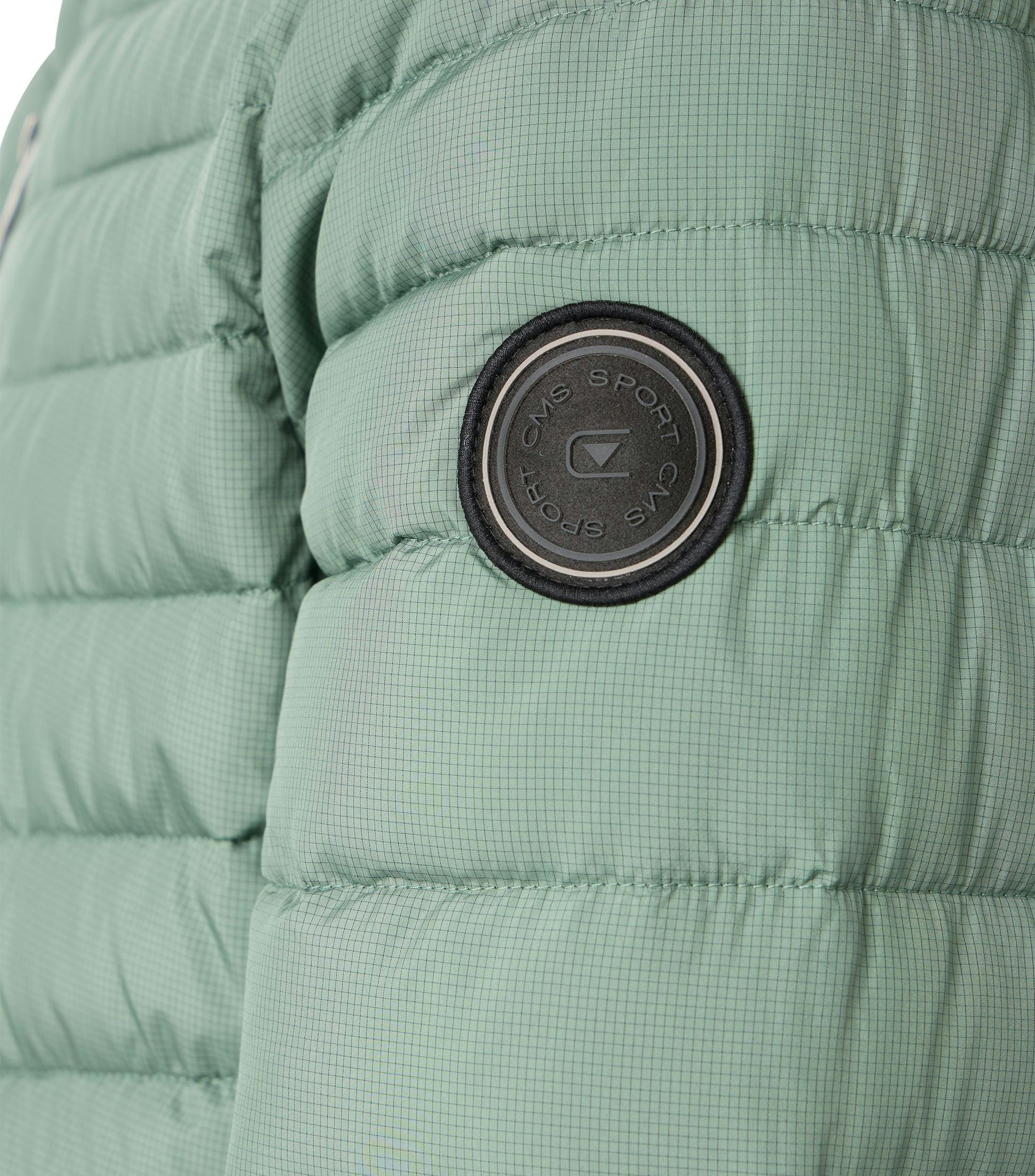 Das Model trägt eine Jacke im uni Muster in der Farbe Mint