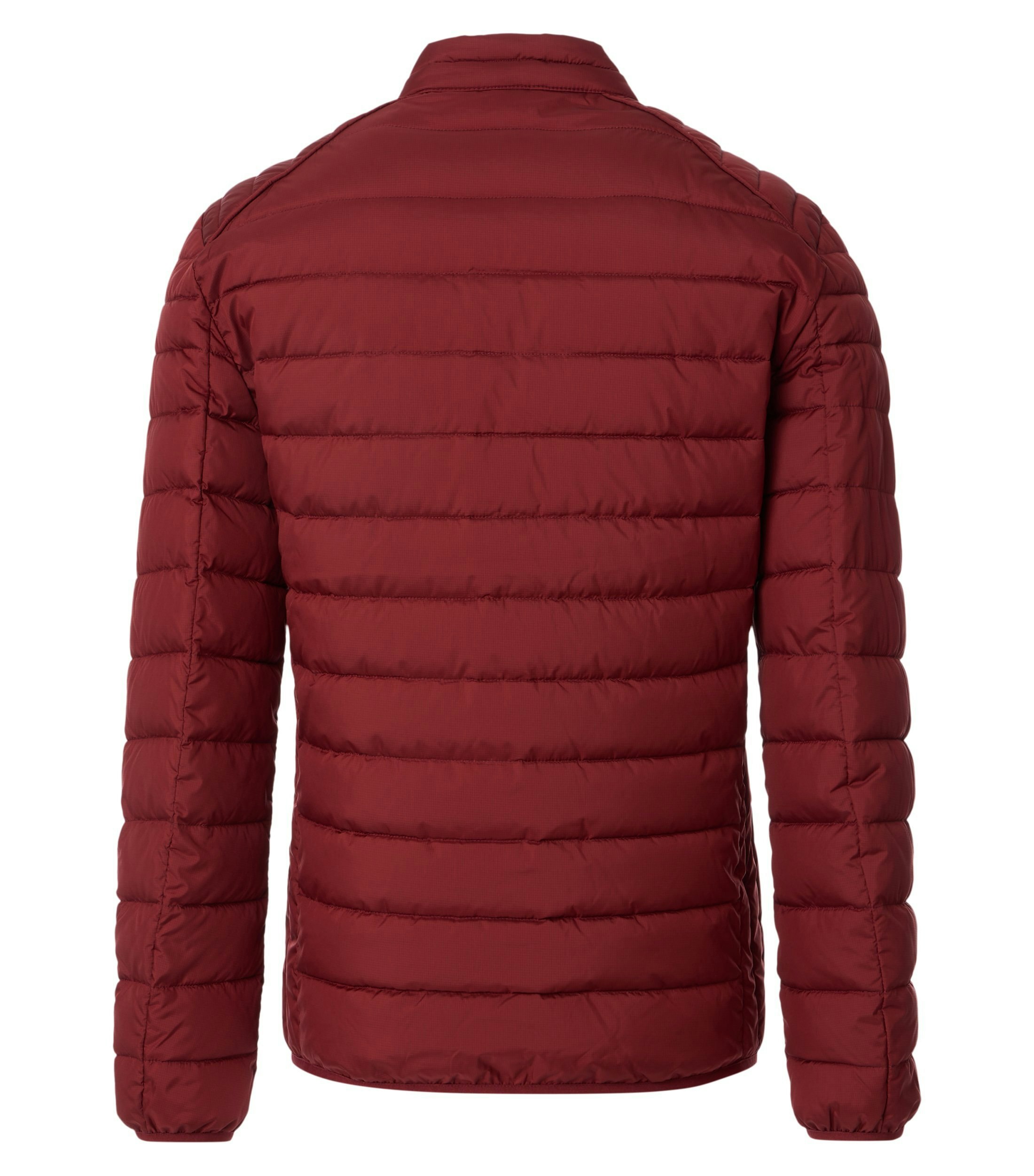 Das Model trägt eine Jacke im uni Muster in der Farbe Rot