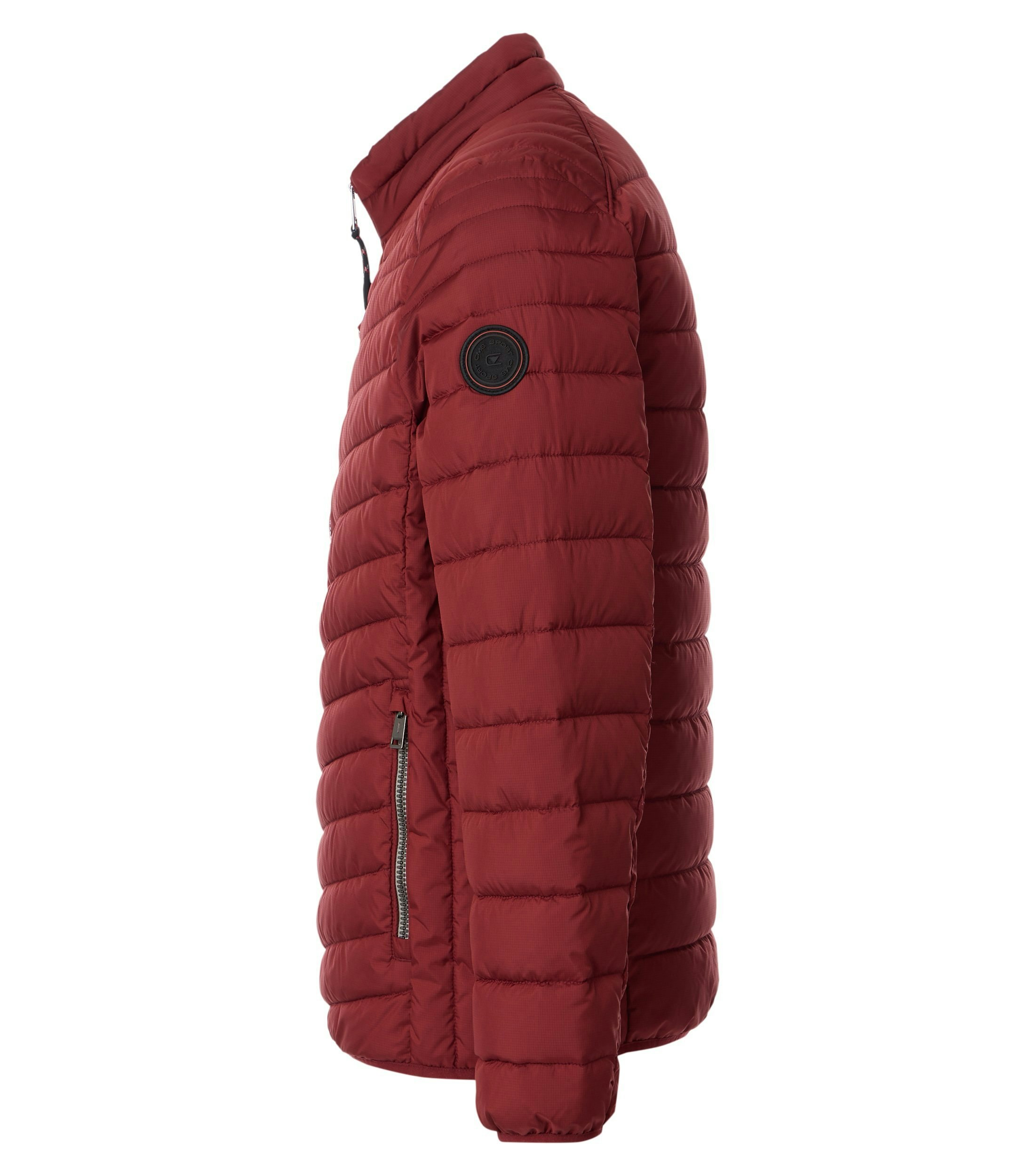 Das Model trägt eine Jacke im uni Muster in der Farbe Rot