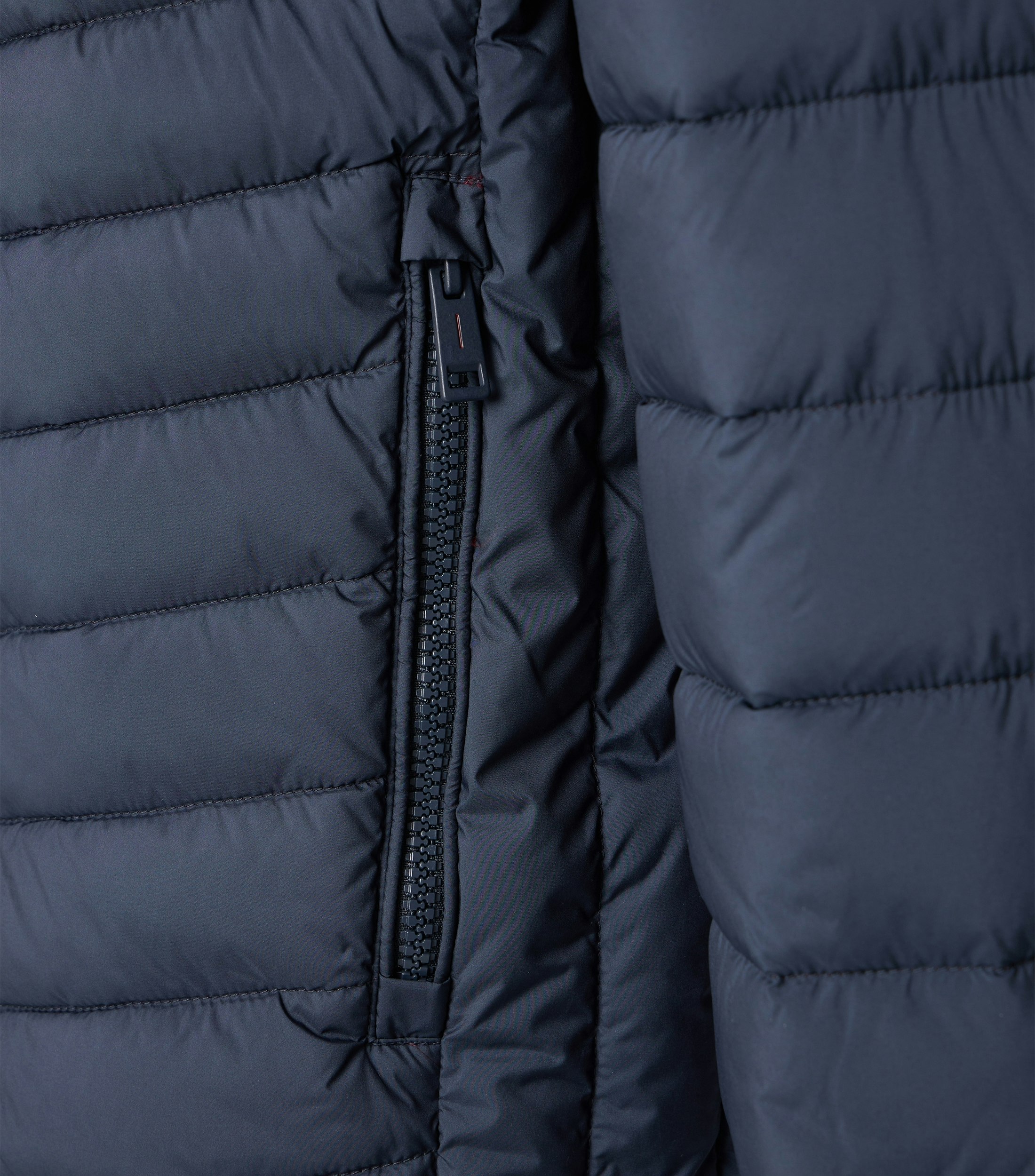 Das Model trägt eine Jacke im uni Muster in der Farbe Dunkelblau