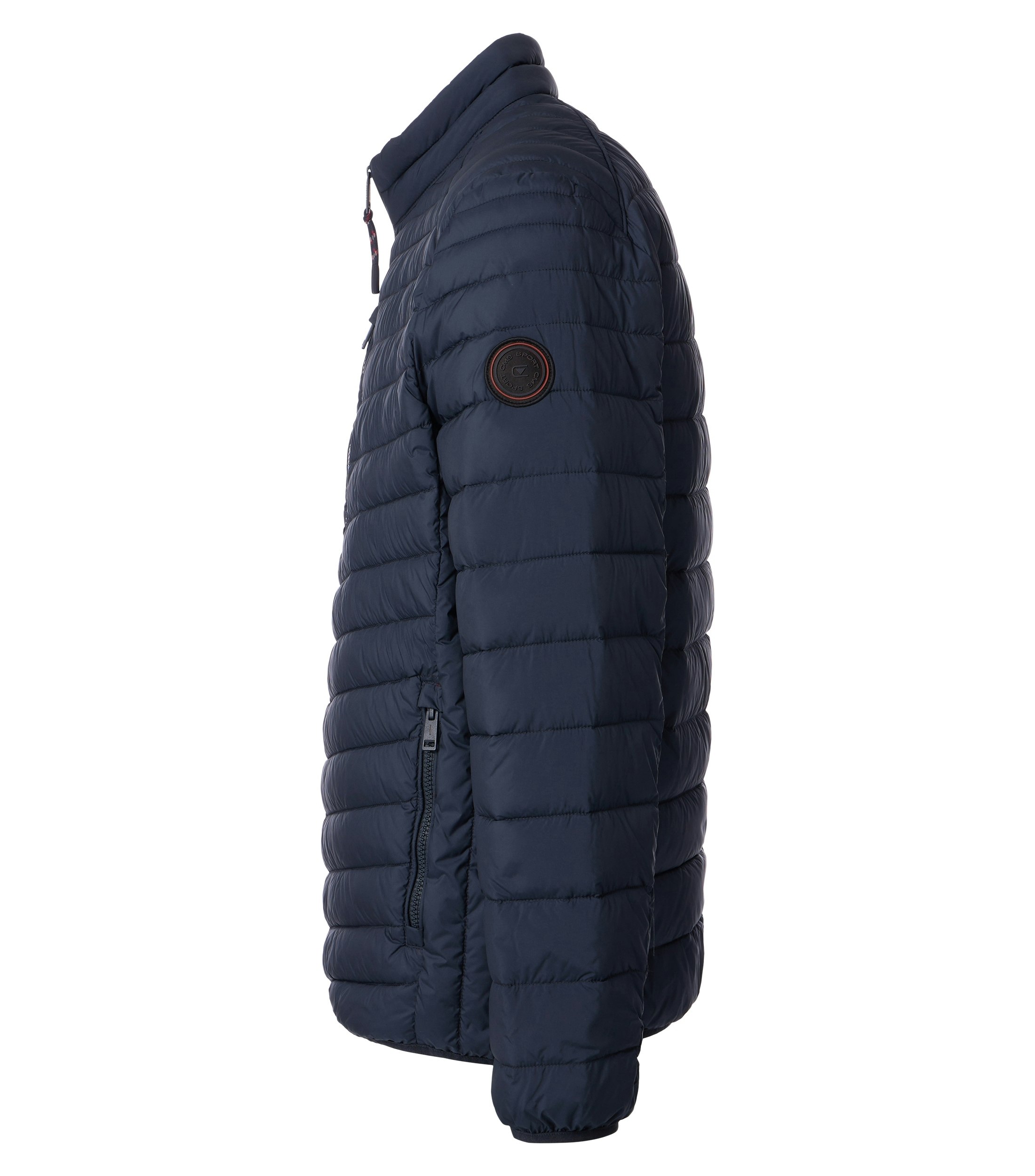 Das Model trägt eine Jacke im uni Muster in der Farbe Dunkelblau