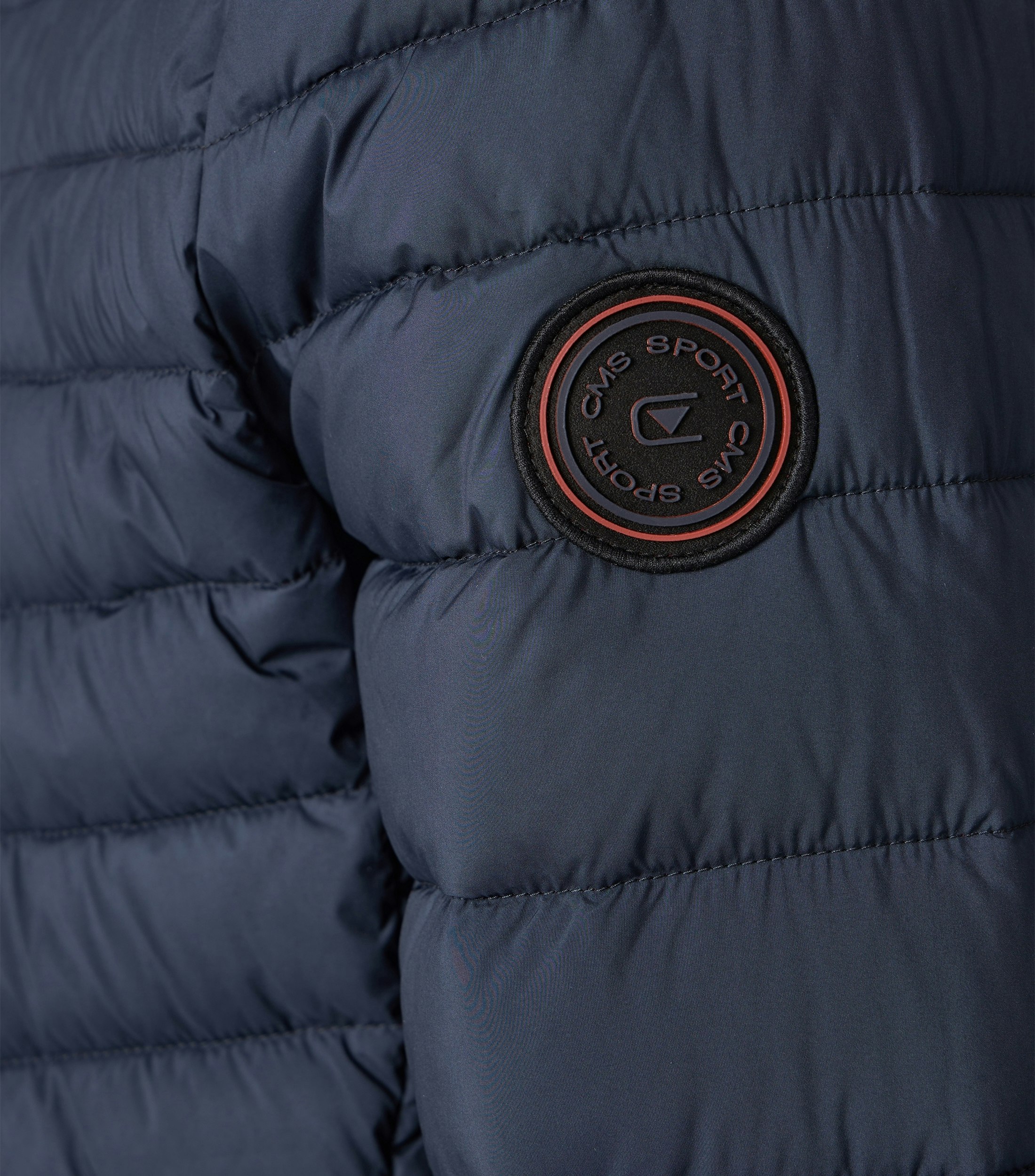 Das Model trägt eine Jacke im uni Muster in der Farbe Dunkelblau