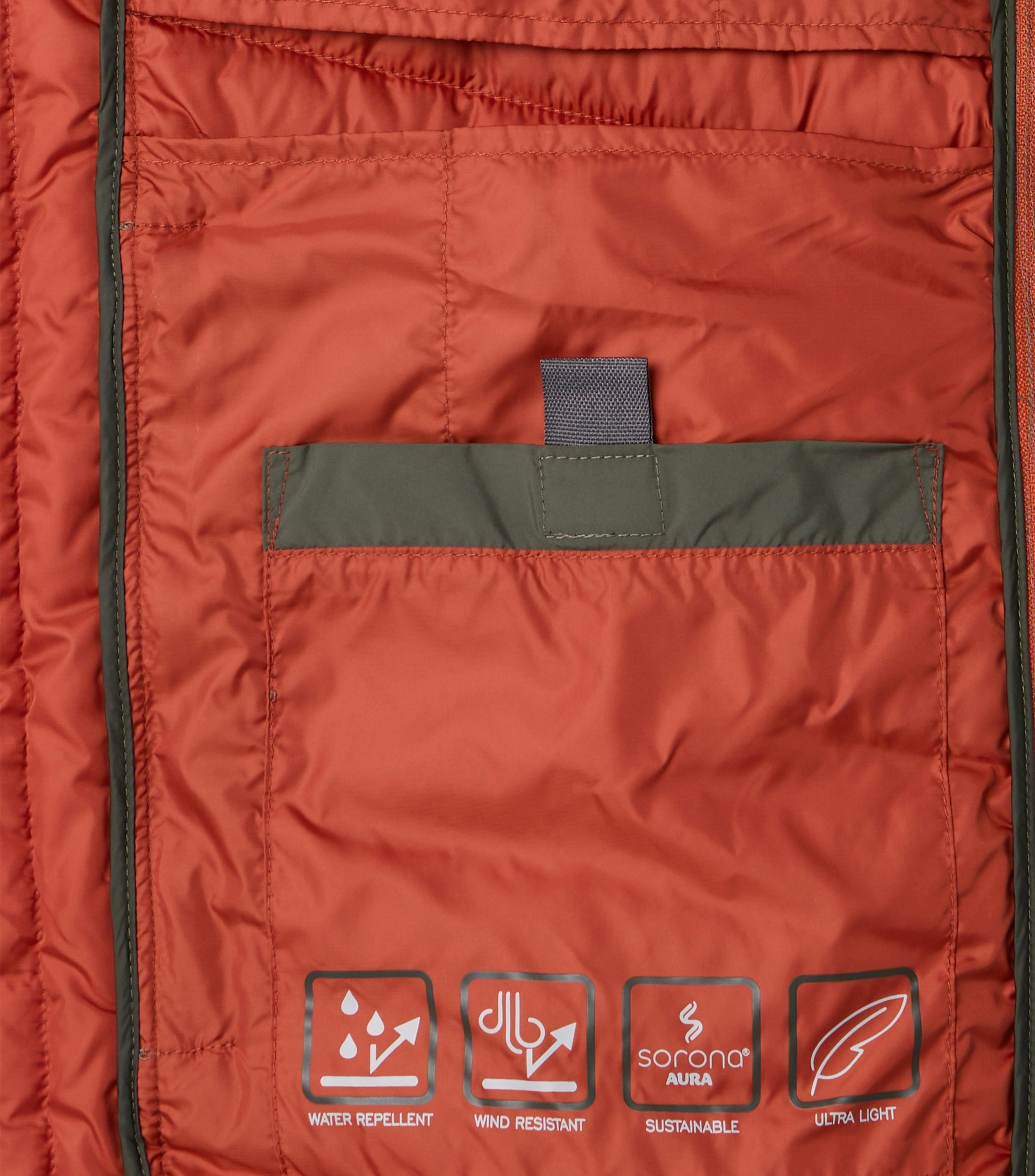 Das Model trägt eine Weste im uni Muster in der Farbe Grün