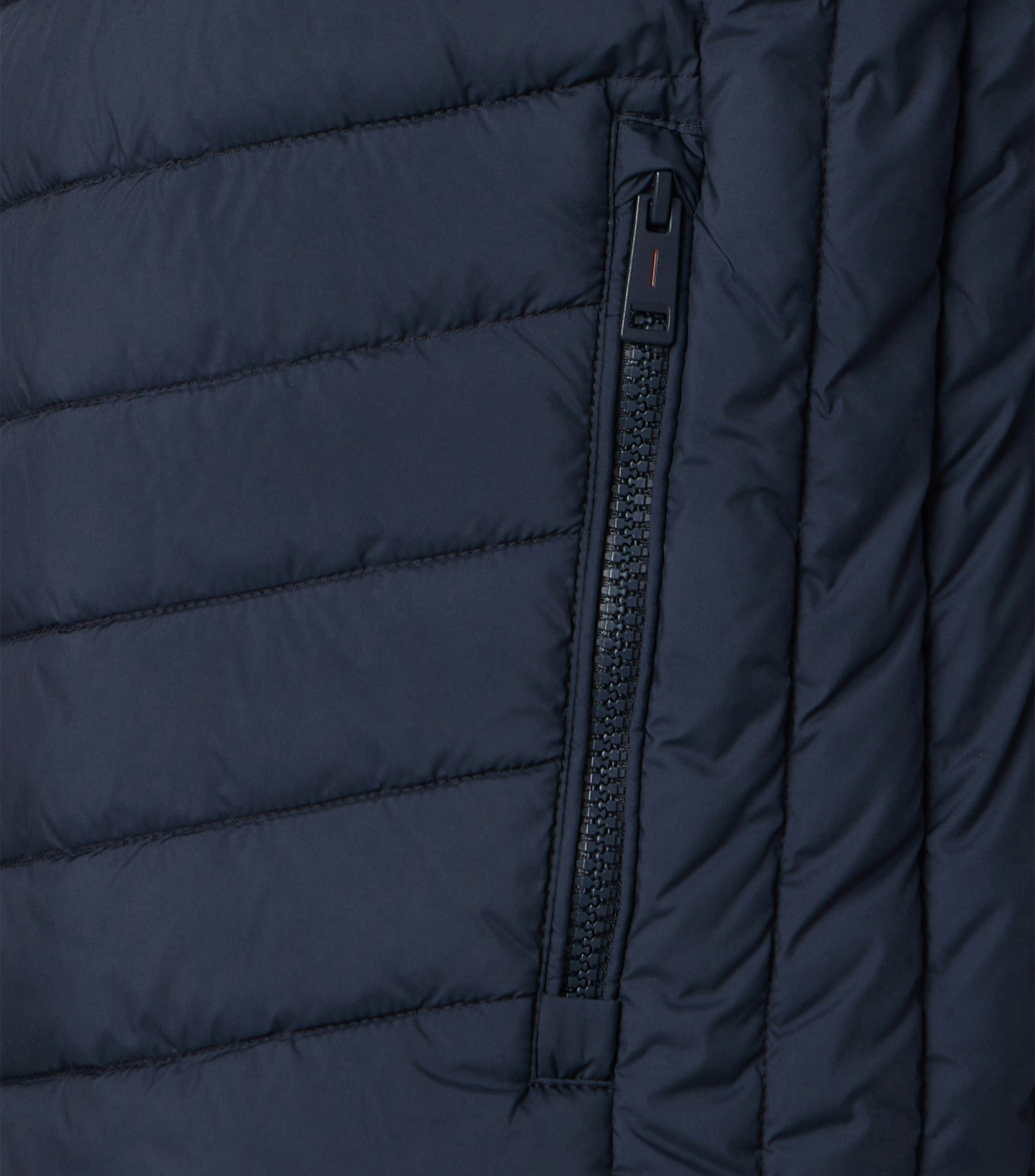Das Model trägt eine Weste im uni Muster in der Farbe Dunkelblau