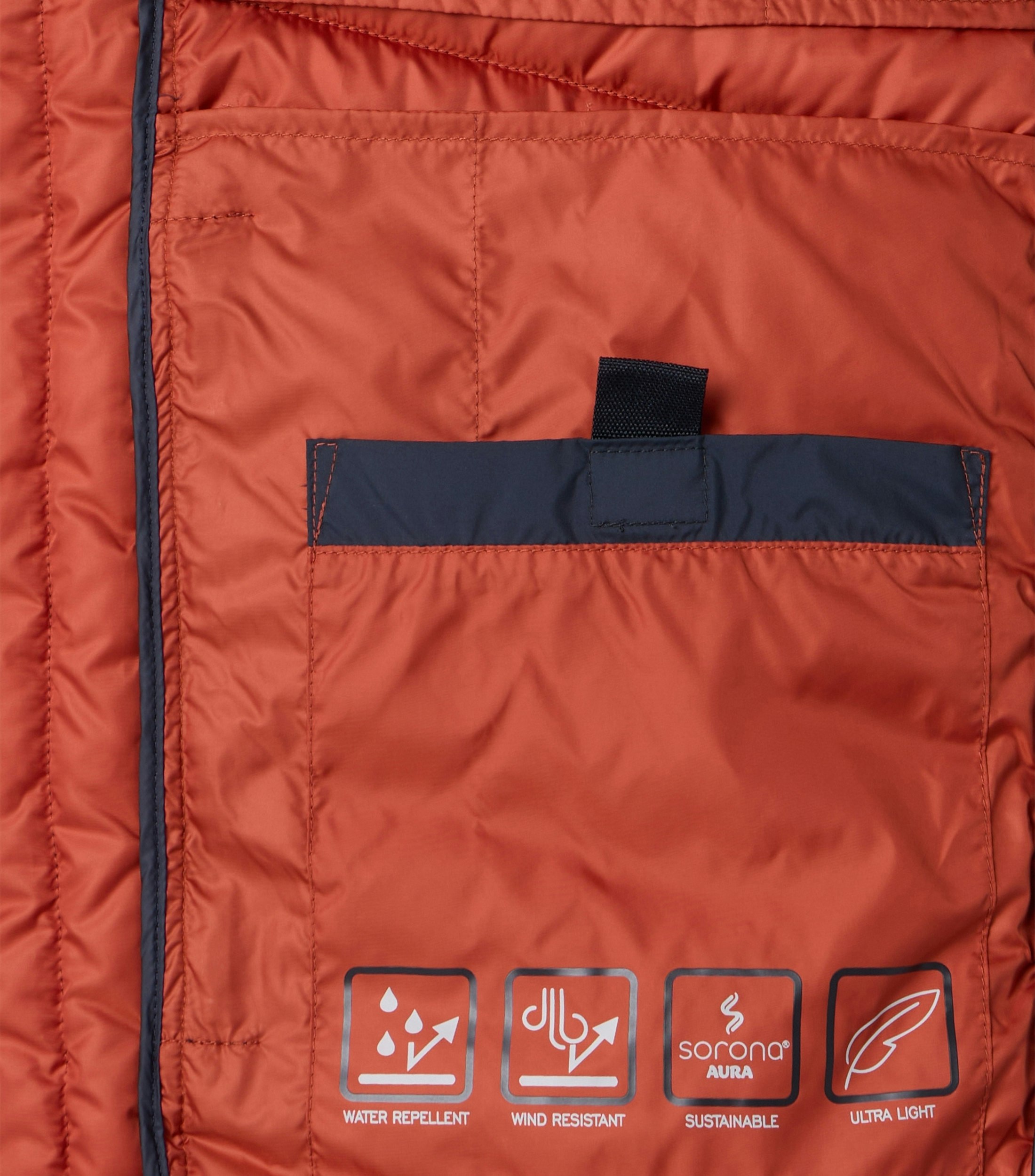 Das Model trägt eine Weste im uni Muster in der Farbe Dunkelblau