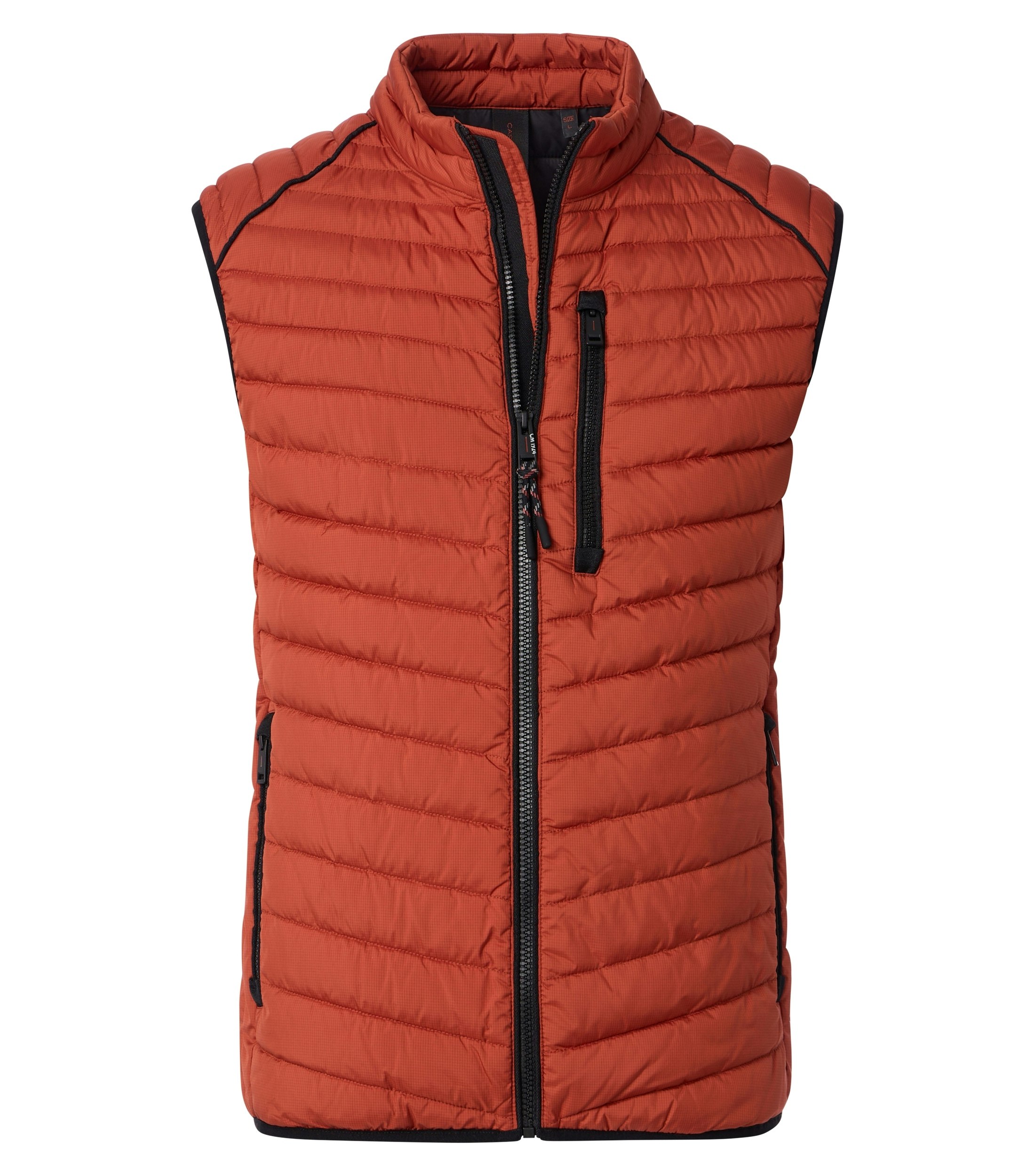 Das Model trägt eine Weste im uni Muster in der Farbe Orange