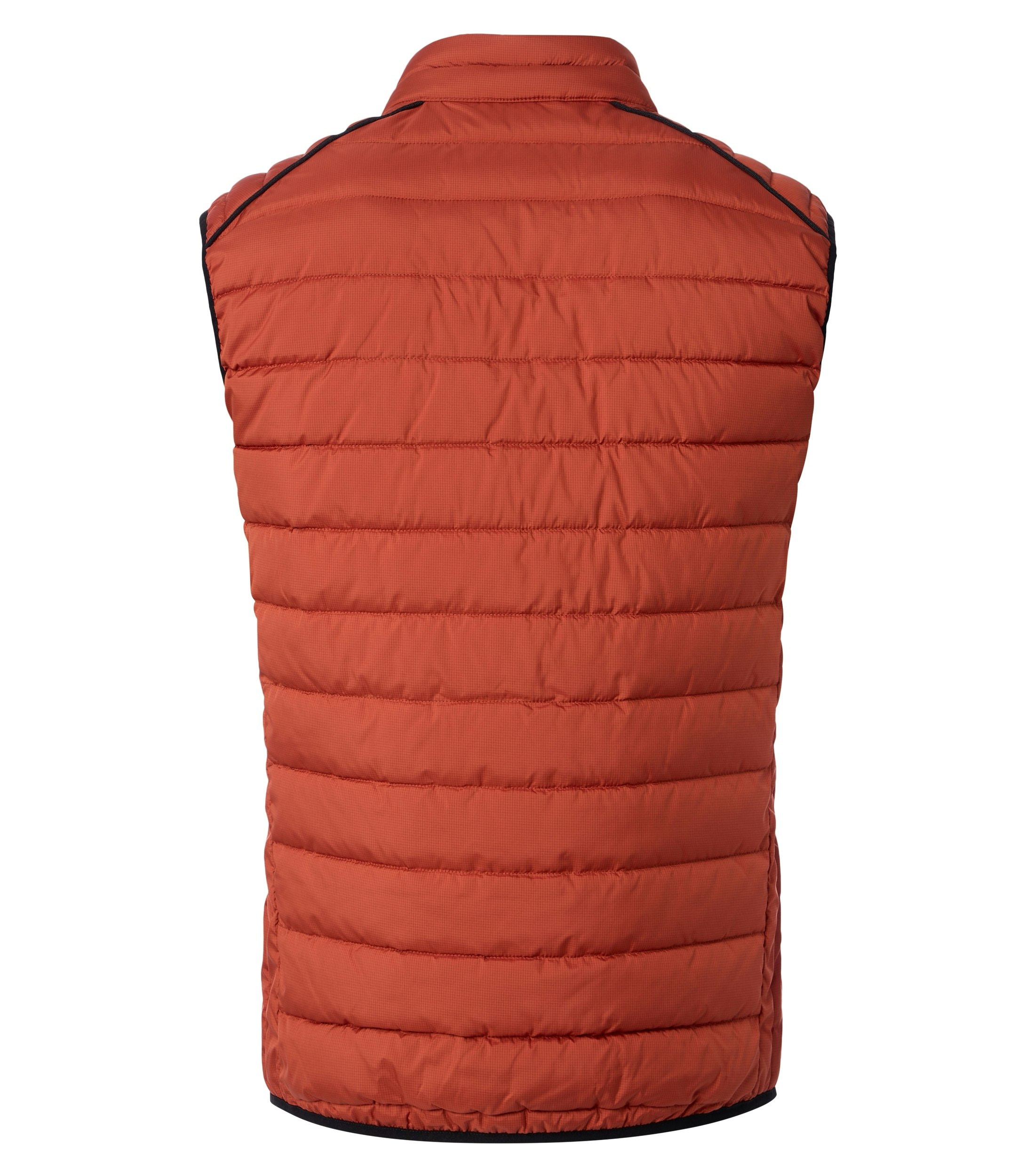 Das Model trägt eine Weste im uni Muster in der Farbe Orange