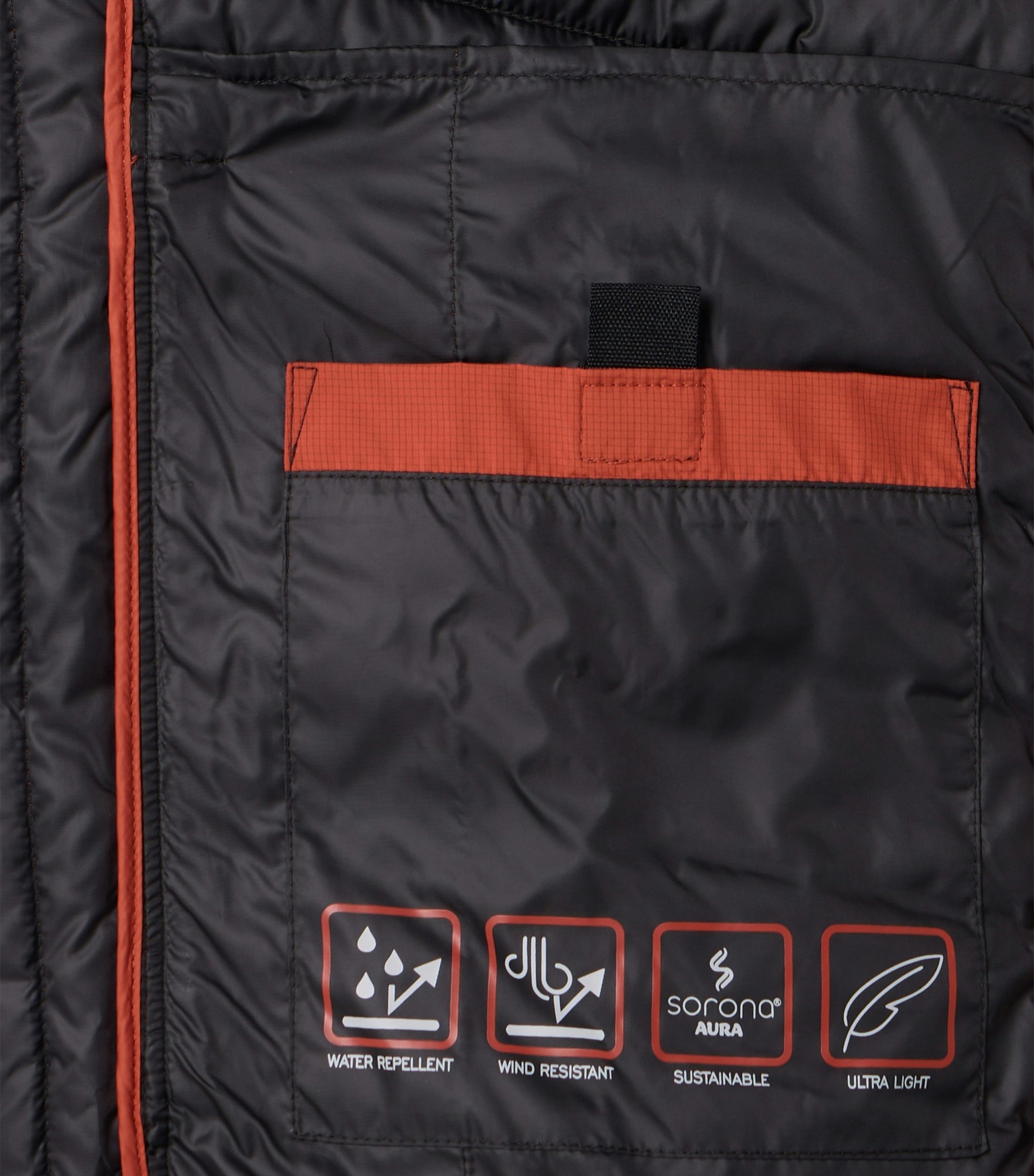 Das Model trägt eine Weste im uni Muster in der Farbe Orange