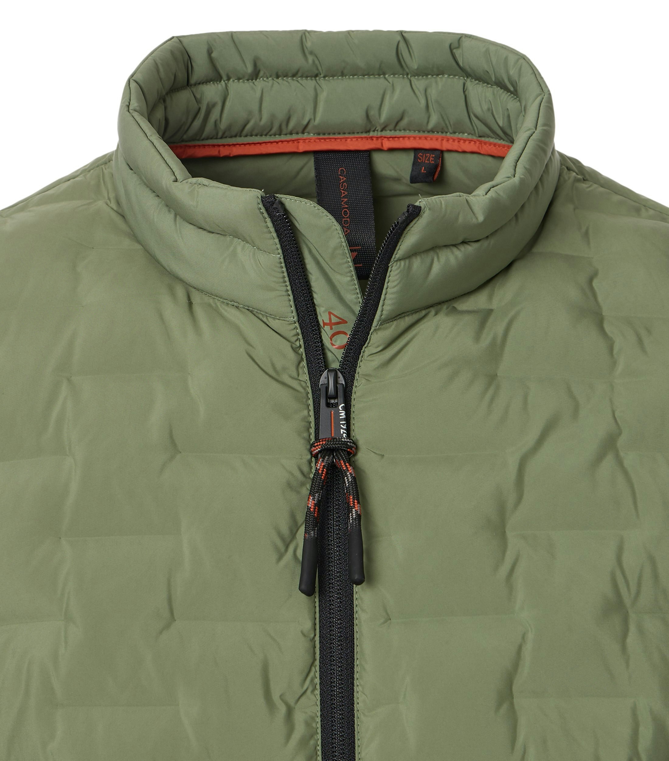 Das Model trägt eine Jacke im uni Muster in der Farbe Hellgrün