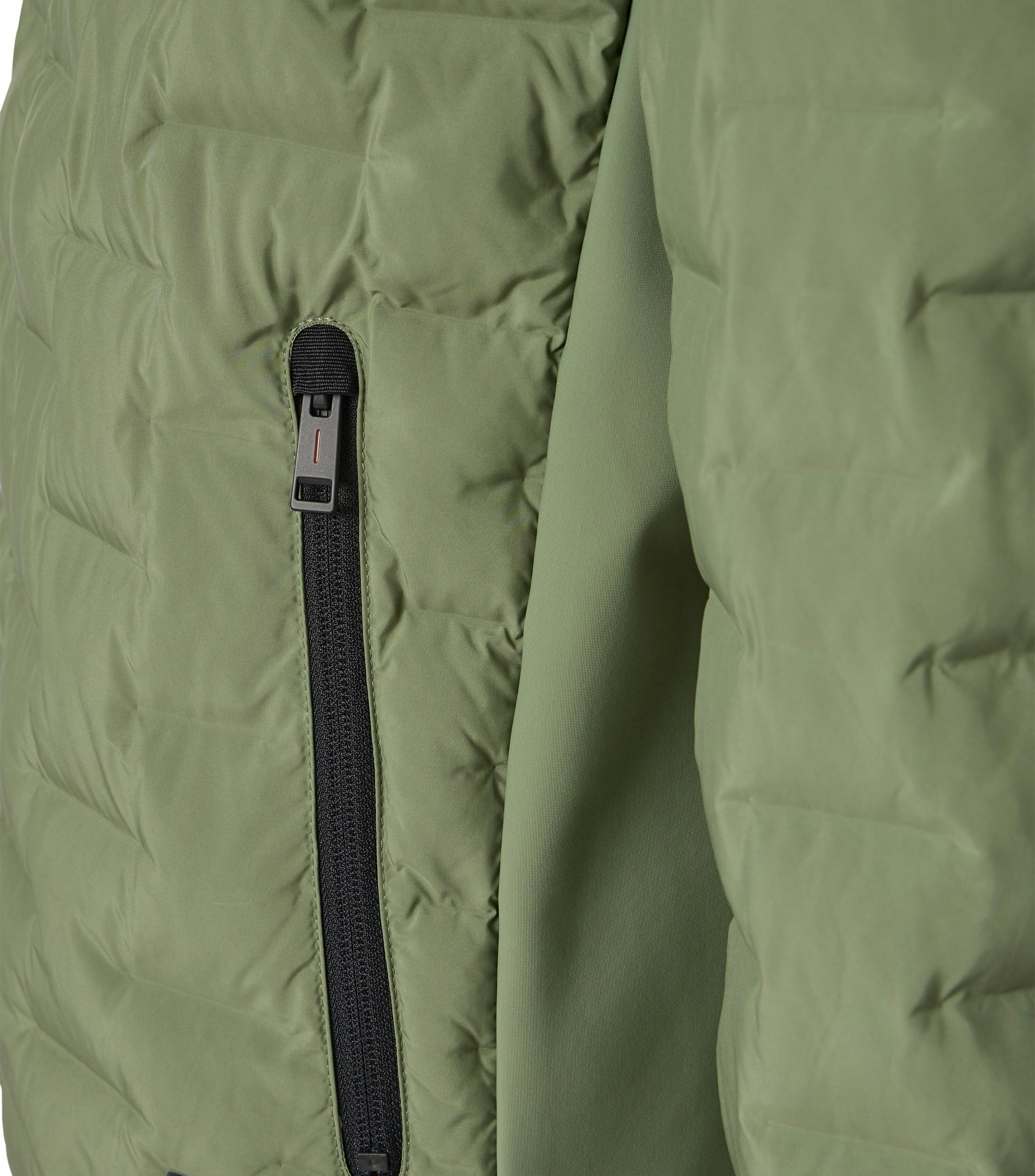 Das Model trägt eine Jacke im uni Muster in der Farbe Hellgrün