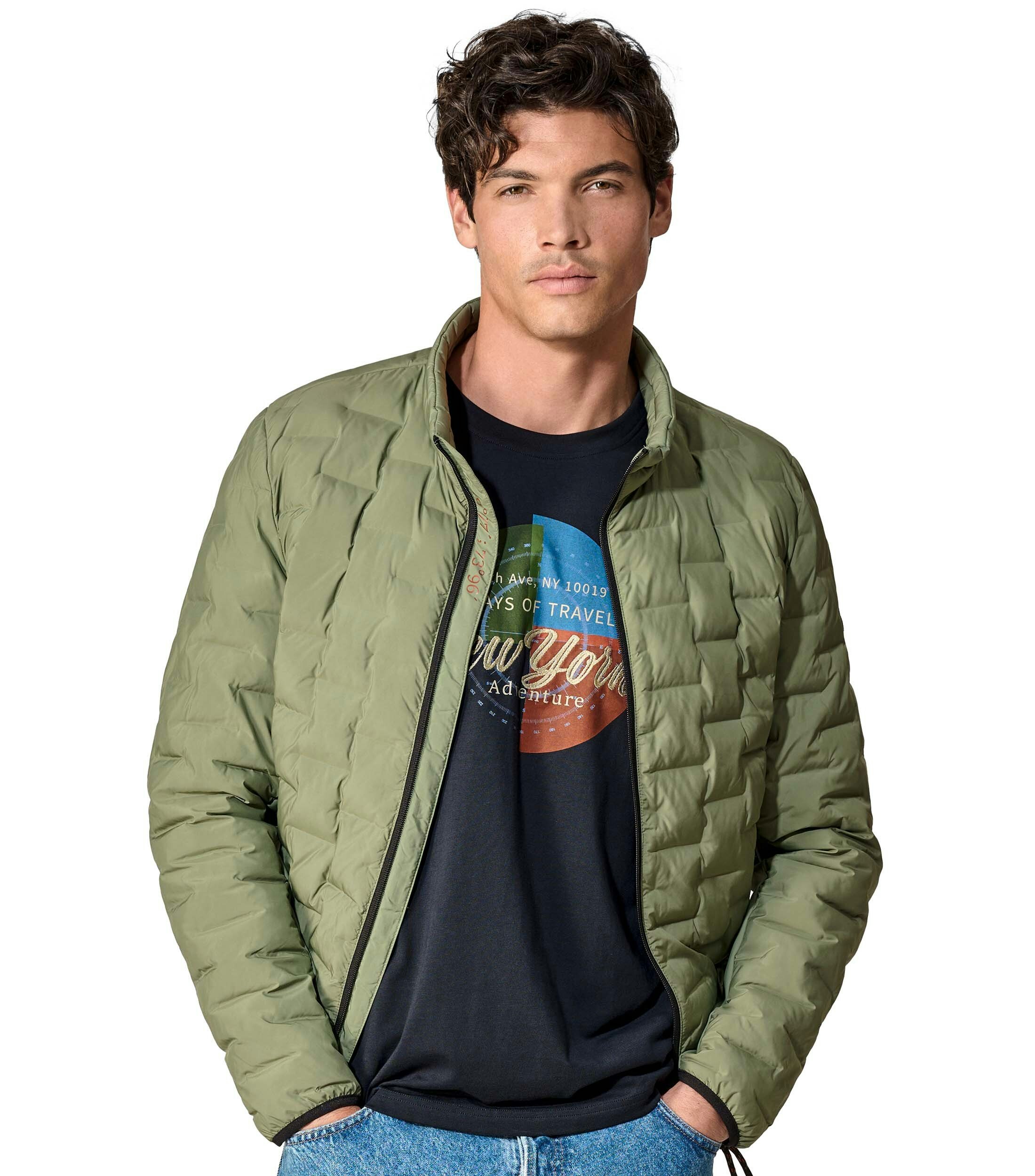 Das Model trägt eine Jacke im uni Muster in der Farbe Hellgrün