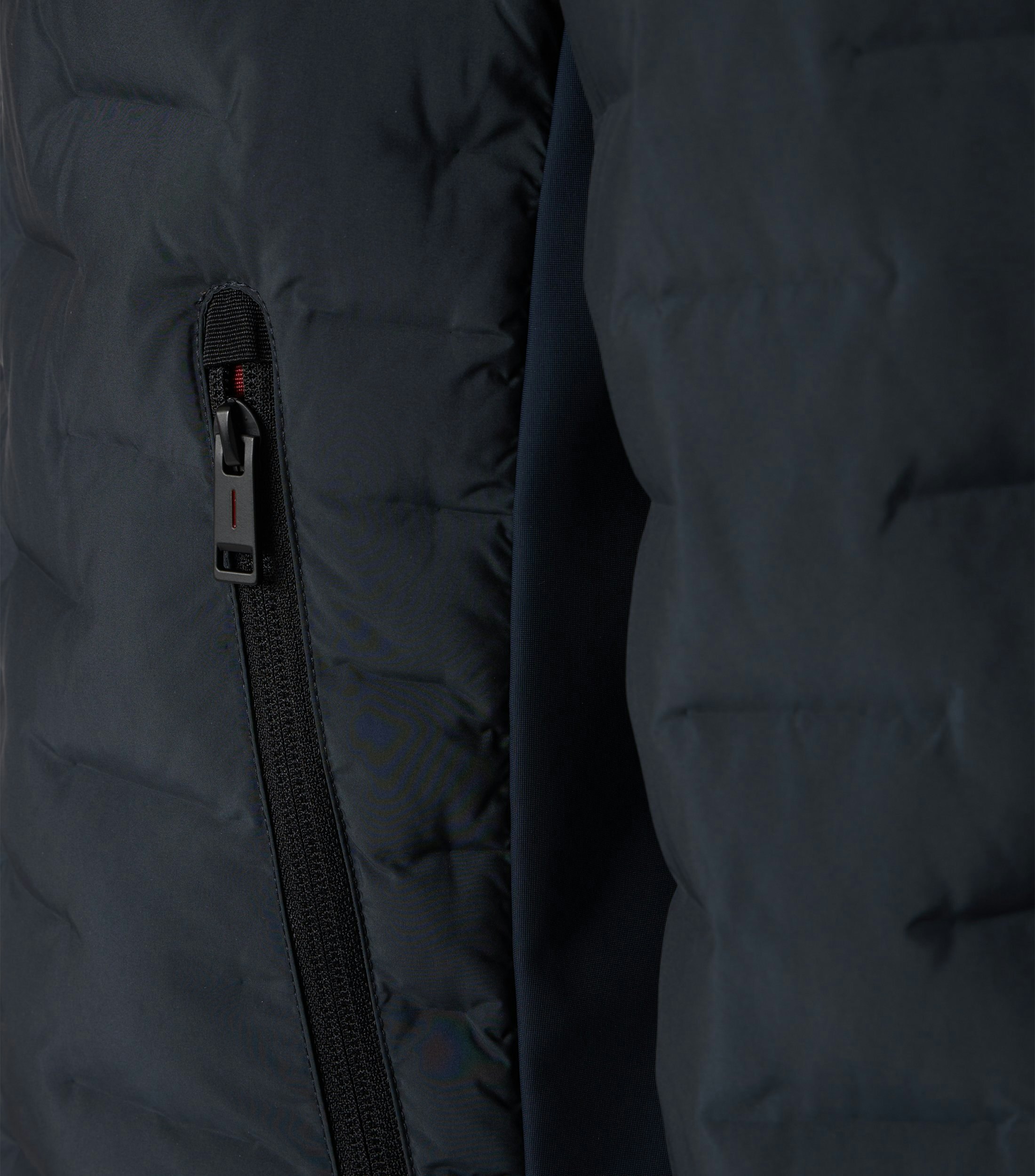 Das Model trägt eine Jacke im uni Muster in der Farbe Dunkelblau