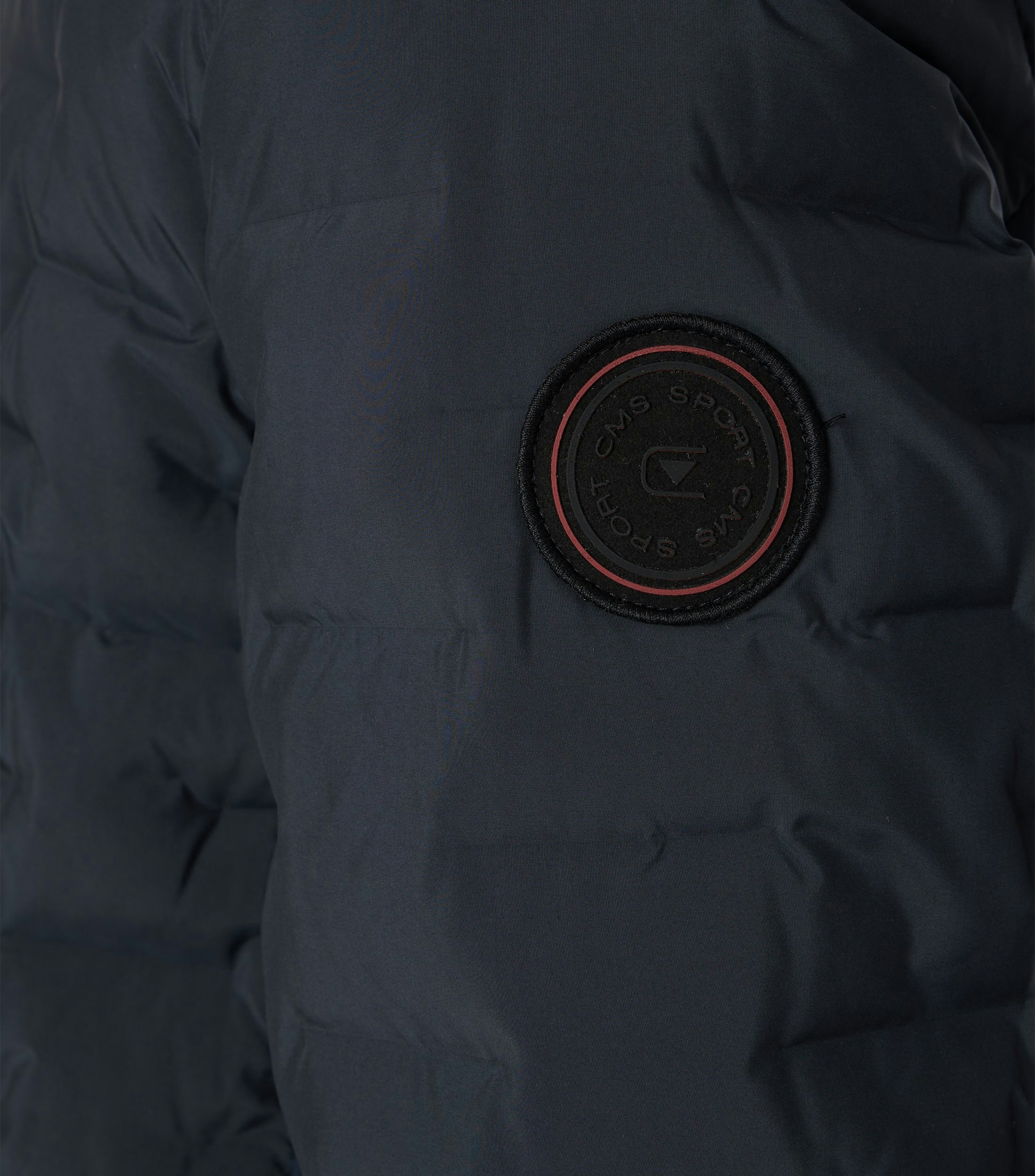 Das Model trägt eine Jacke im uni Muster in der Farbe Dunkelblau