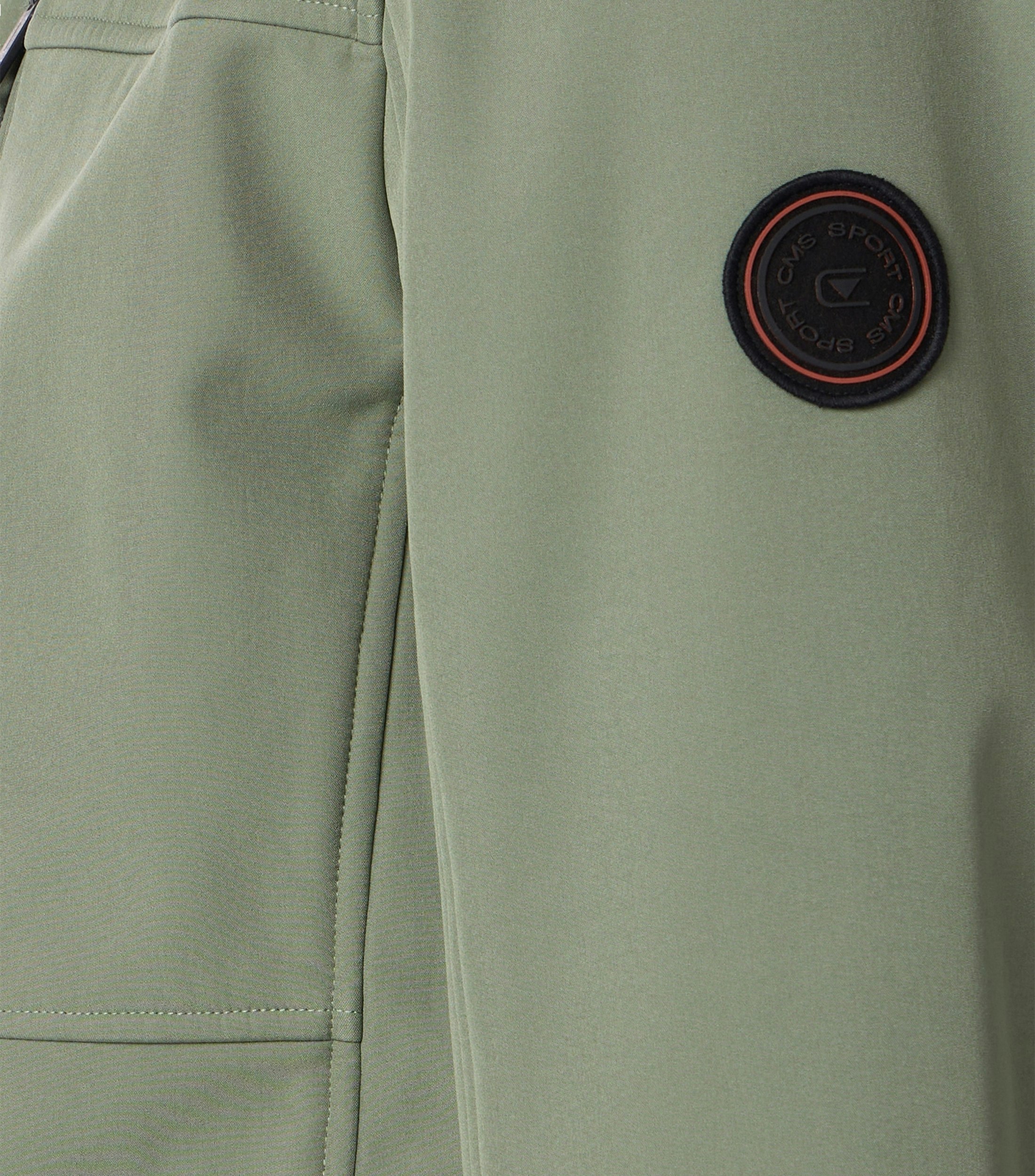 Das Model trägt eine Jacke im uni Muster in der Farbe Mint