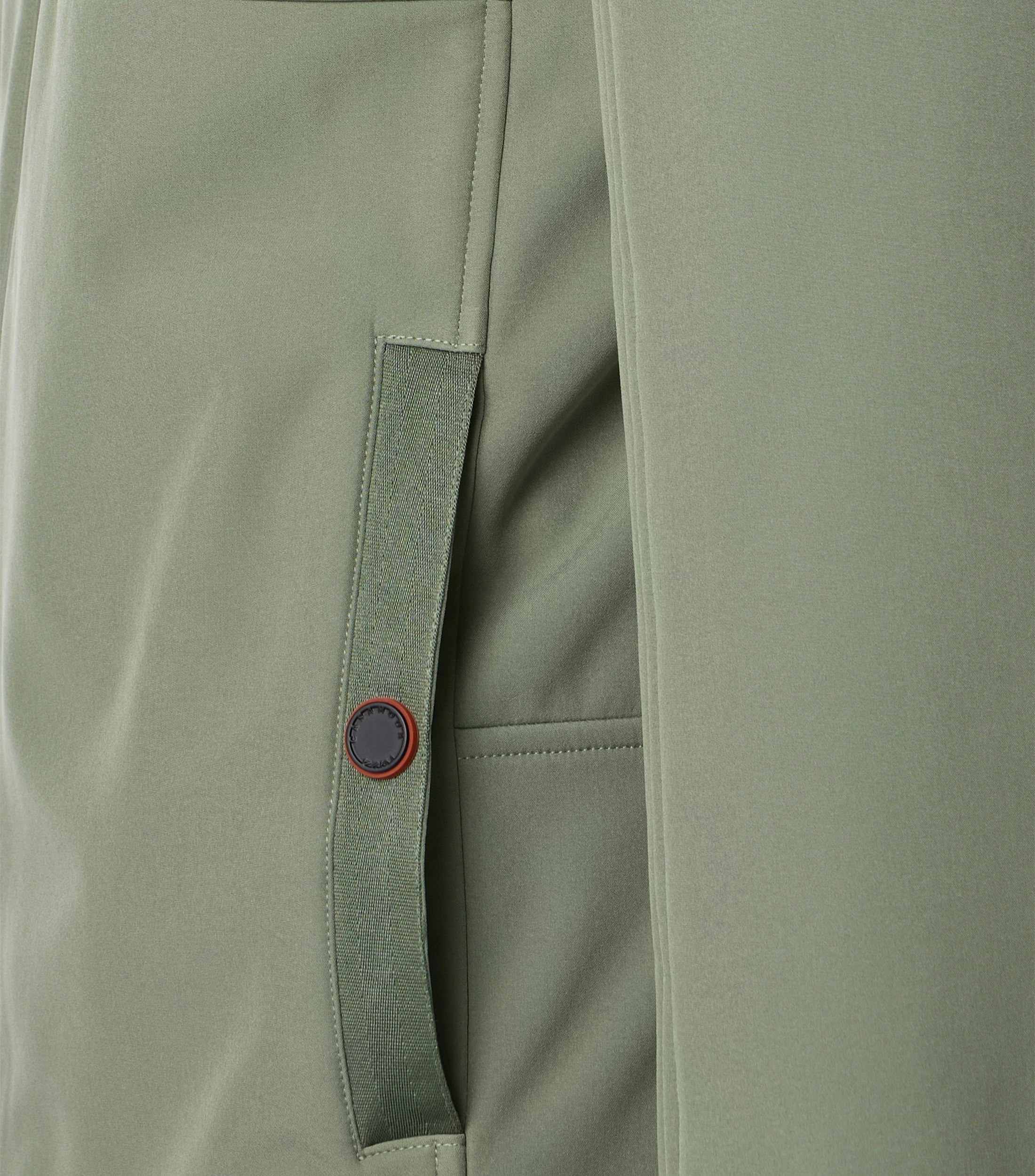 Das Model trägt eine Jacke im uni Muster in der Farbe Mint