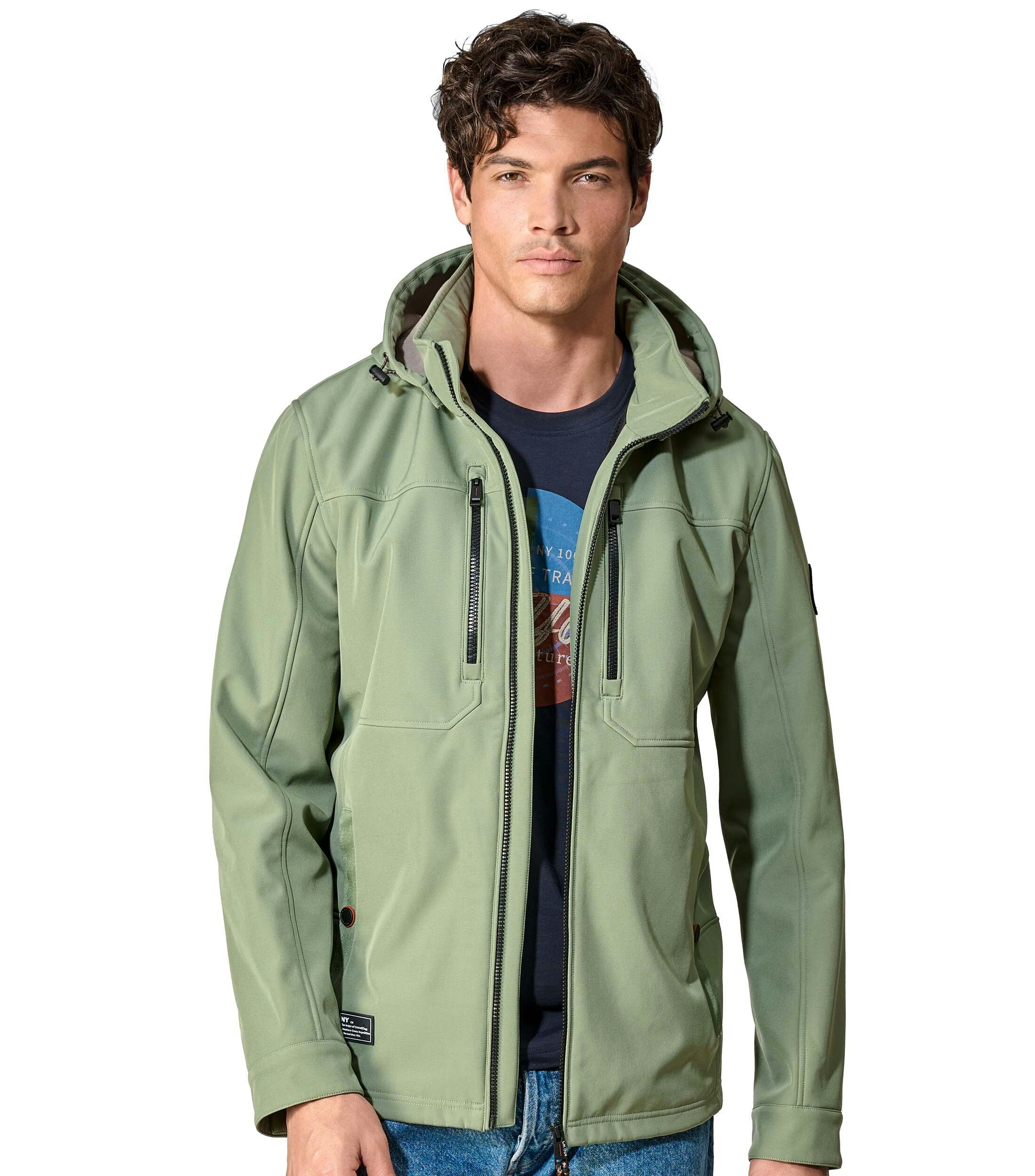 Das Model trägt eine Jacke im uni Muster in der Farbe Mint