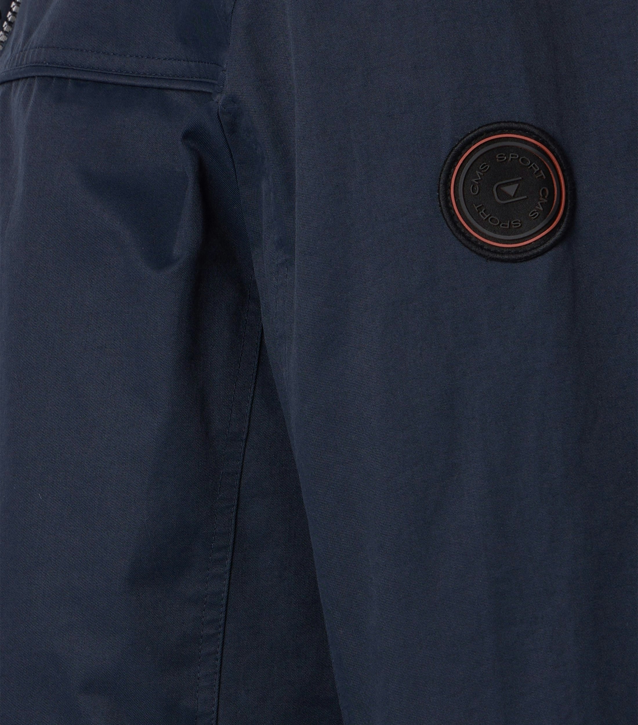 Das Model trägt eine Jacke im uni Muster in der Farbe Dunkelblau