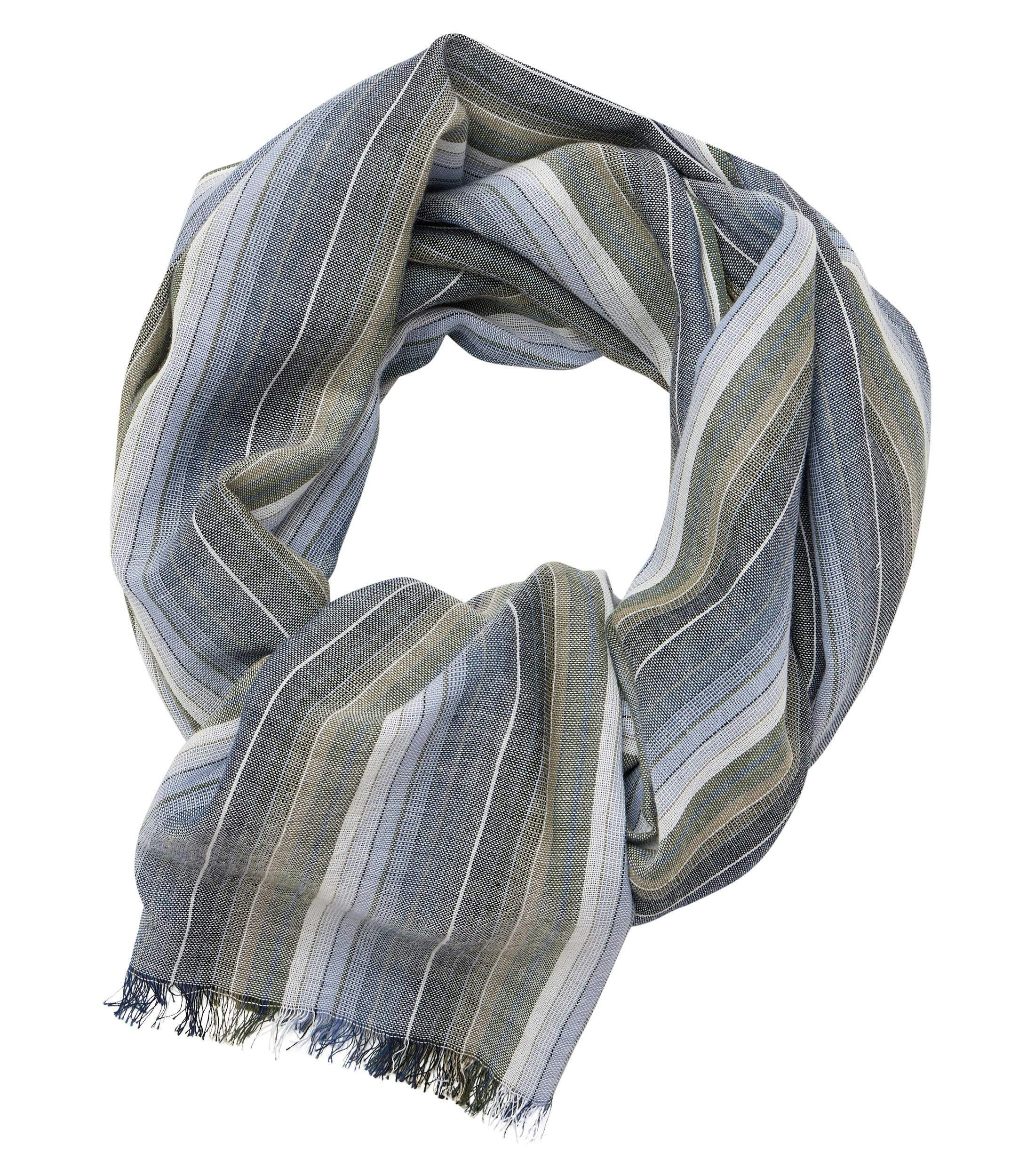 Ein Schal im uni Muster in der Farbe Grün