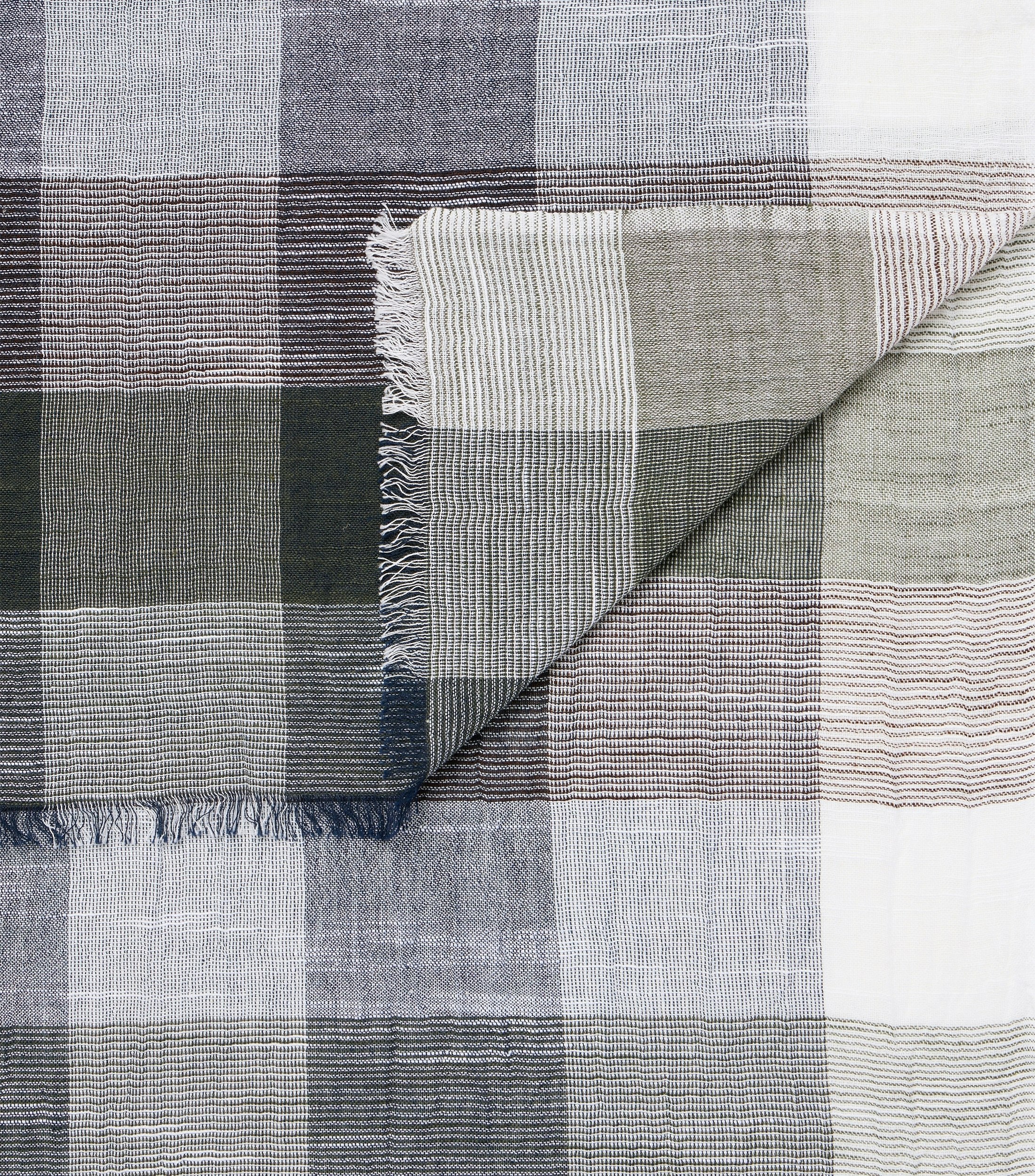 Ein Schal im uni Muster in der Farbe Grün