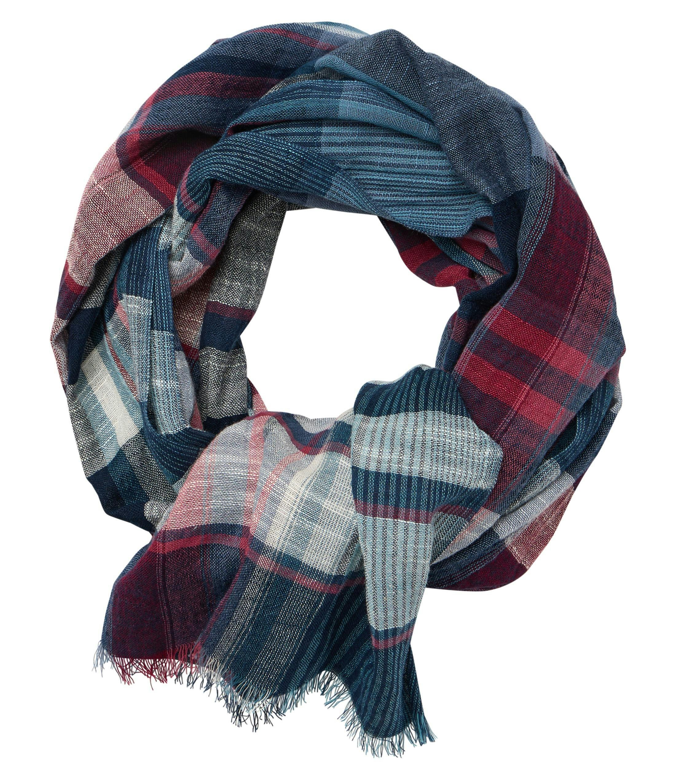 Ein Schal im uni Muster in der Farbe Rot