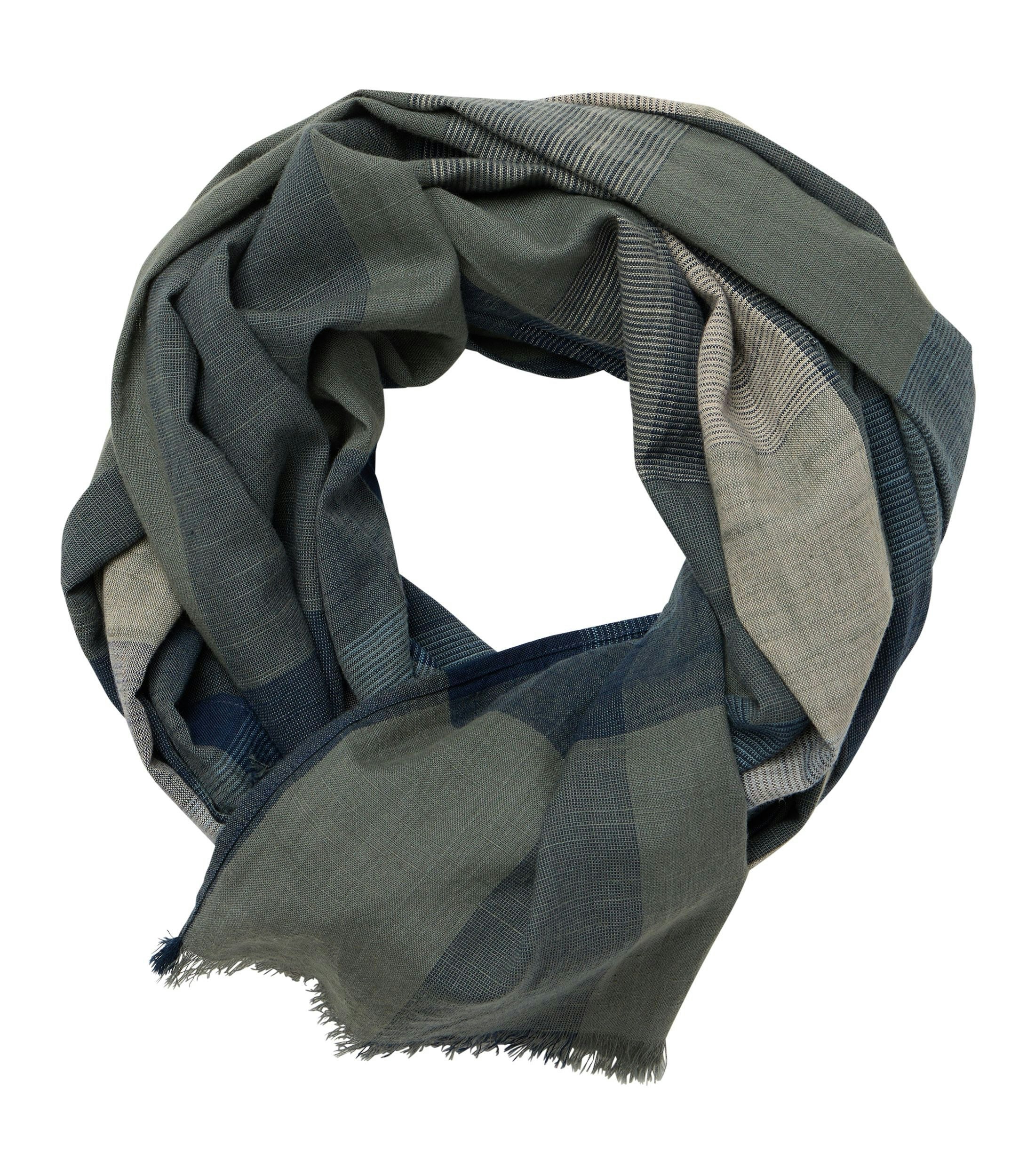 Ein Schal im uni Muster in der Farbe Grün