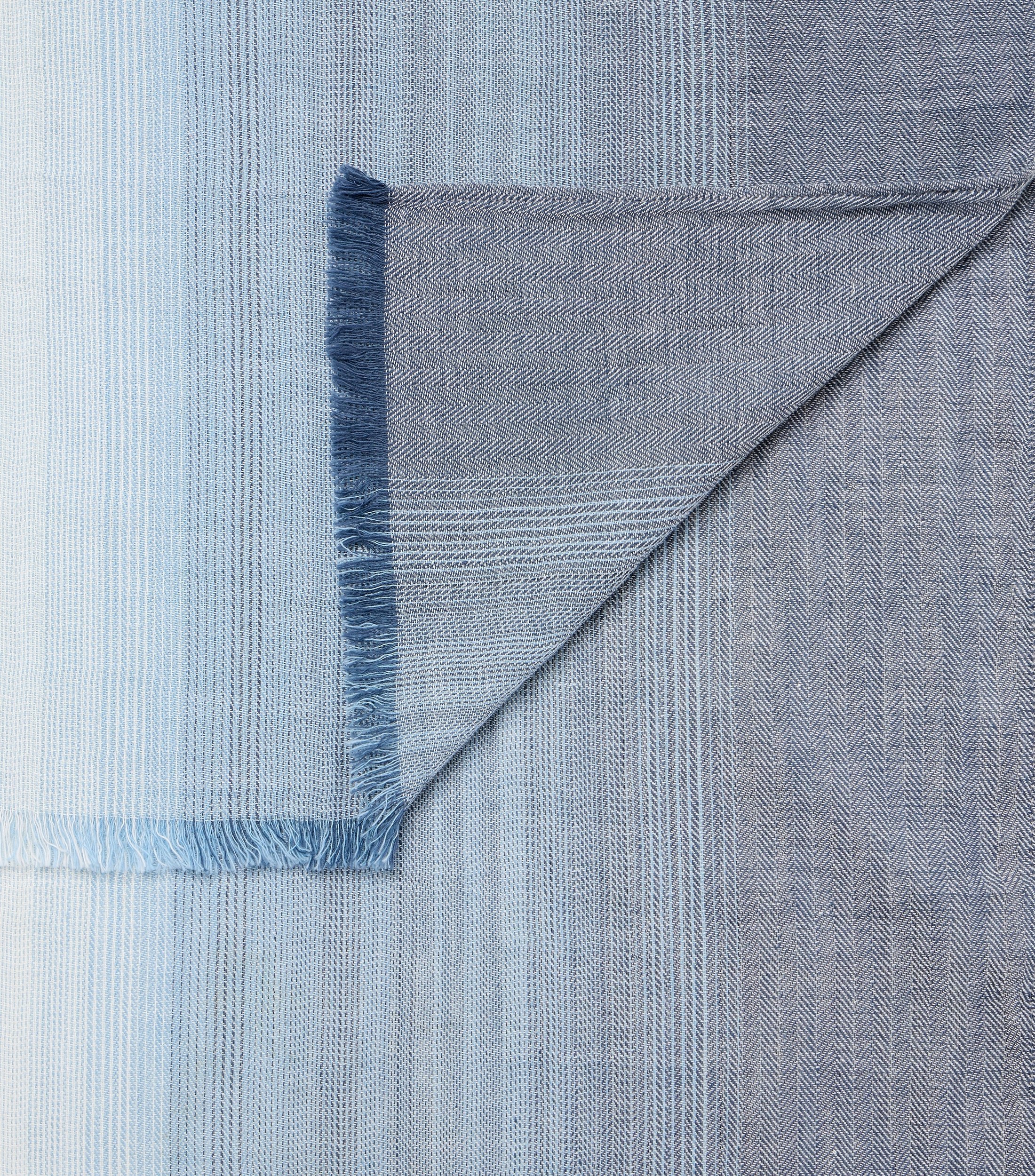 Ein Schal im uni Muster in der Farbe Blau