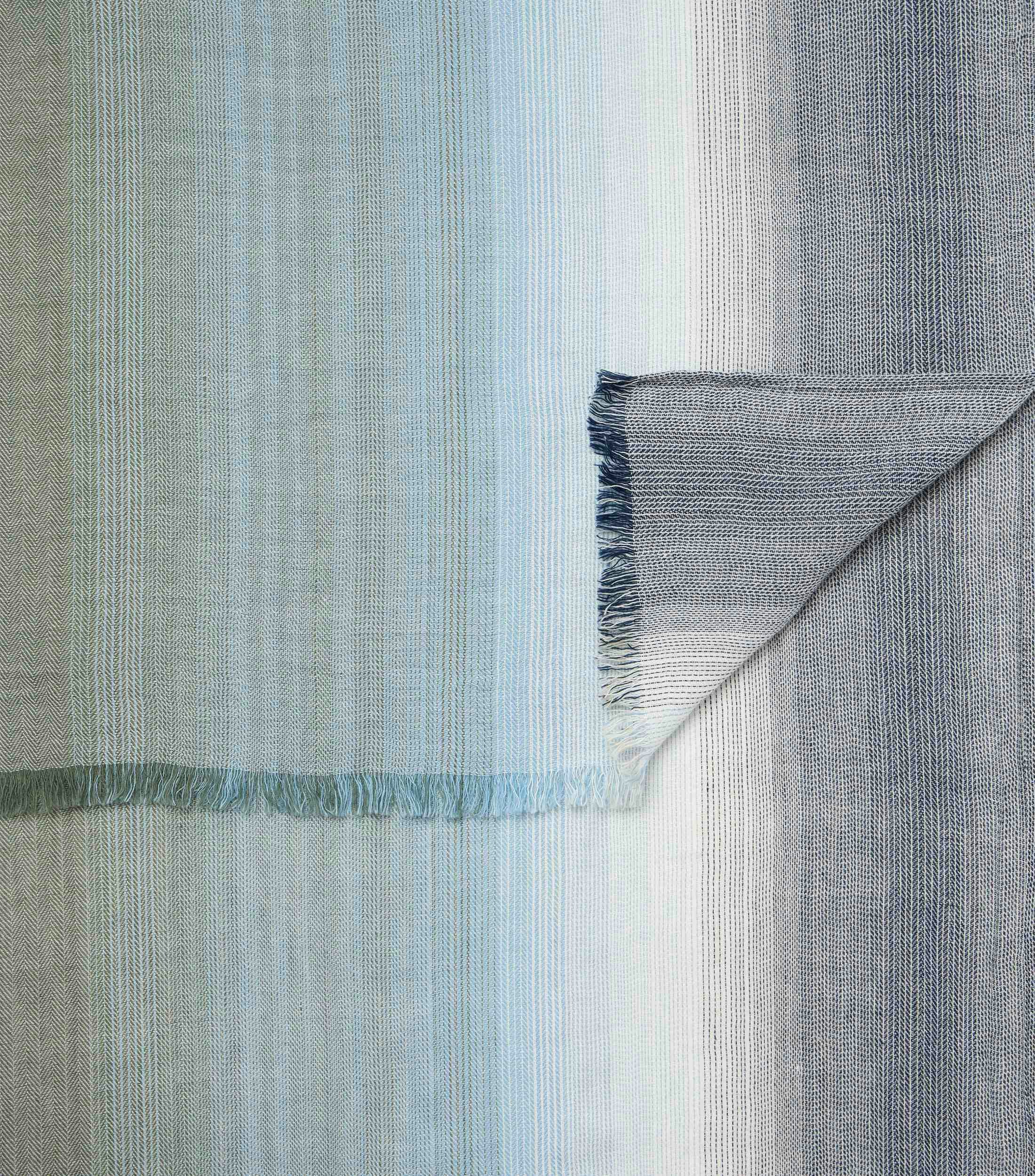 Ein Schal im uni Muster in der Farbe Mint