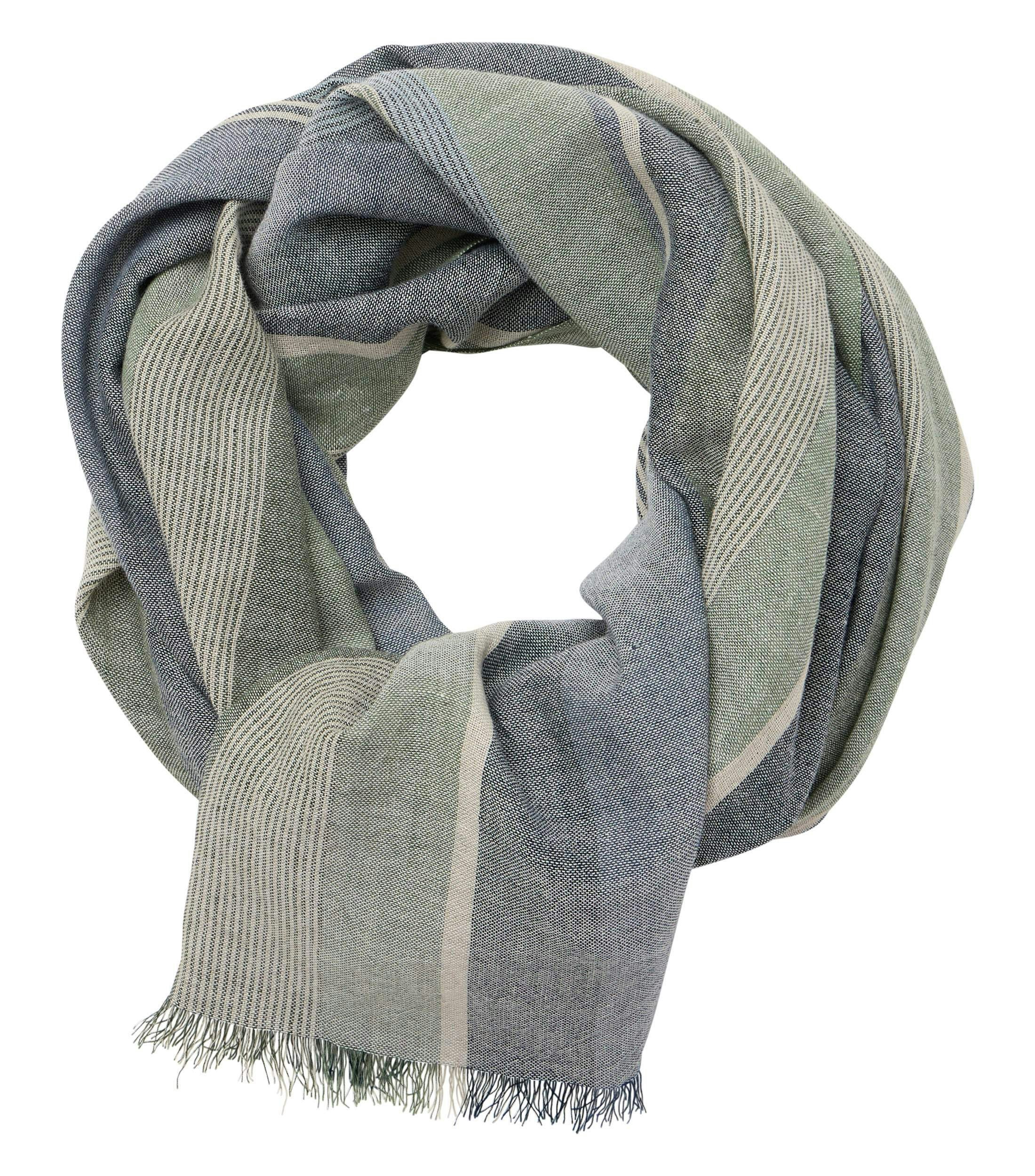 Ein Schal im uni Muster in der Farbe Grün