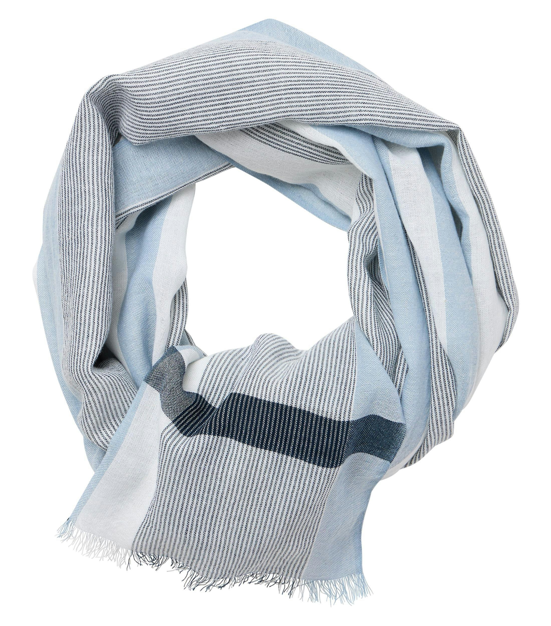 Ein Schal im uni Muster in der Farbe Hellblau