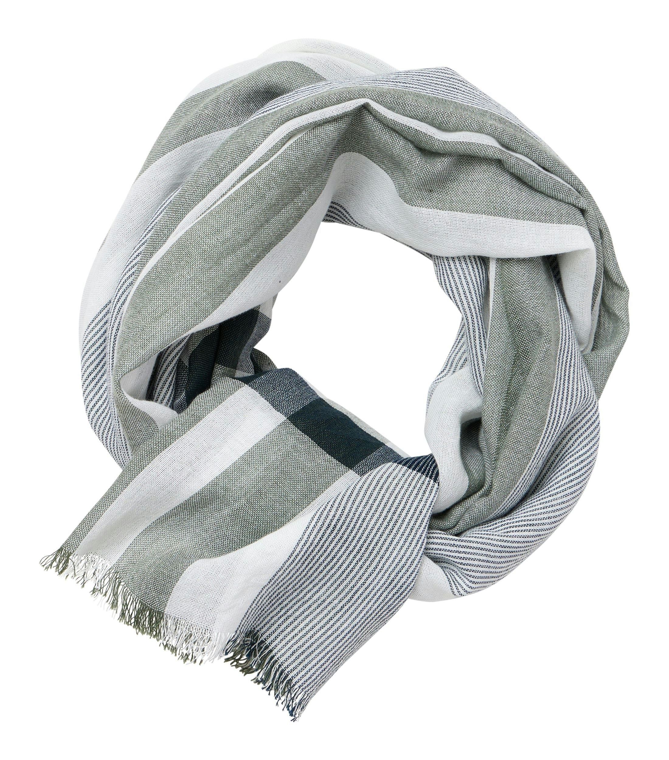 Ein Schal im uni Muster in der Farbe Hellgrün