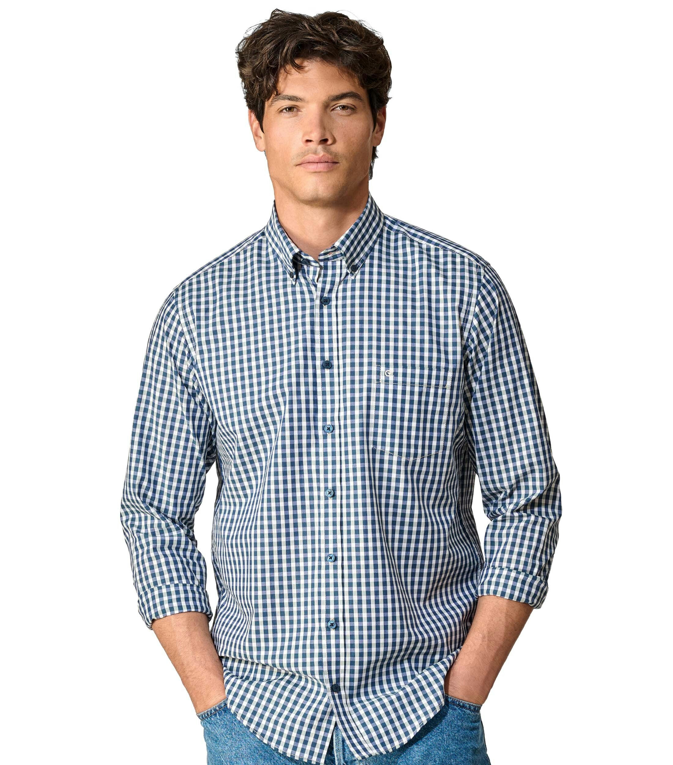 Das Model trägt ein Freizeithemd im kariert Muster in der Farbe Hellblau