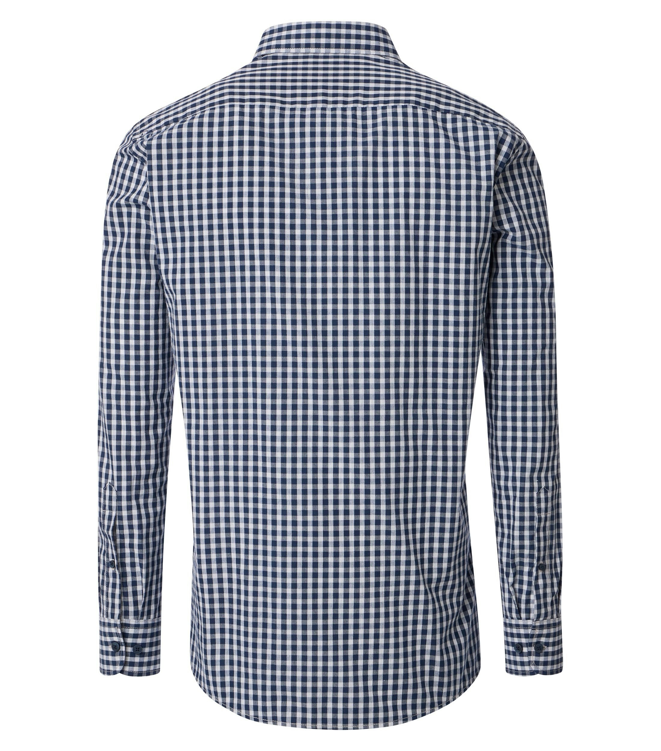 Das Model trägt ein Freizeithemd im kariert Muster in der Farbe Blau