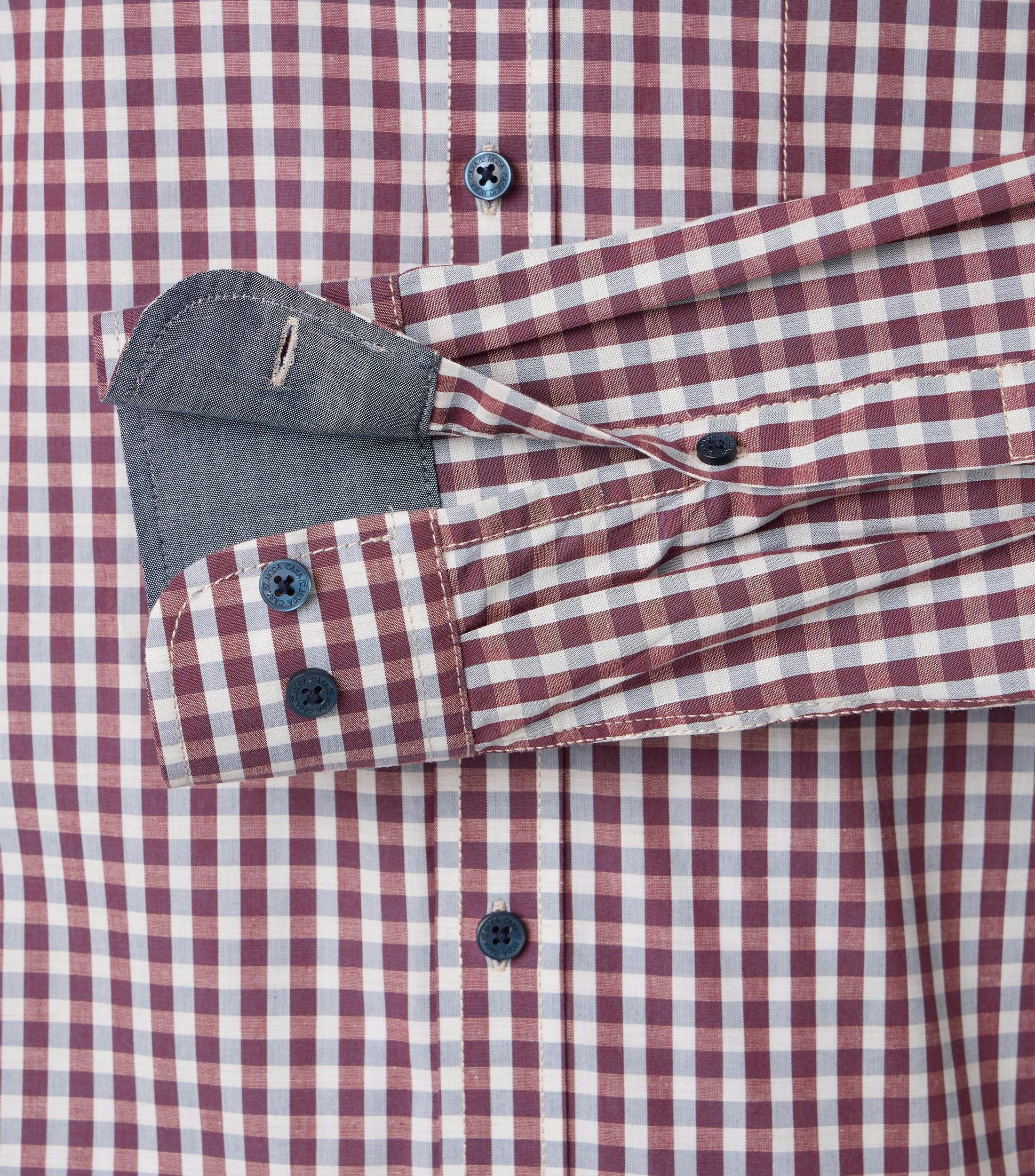 Das Model trägt ein Freizeithemd im kariert Muster in der Farbe Hellrot