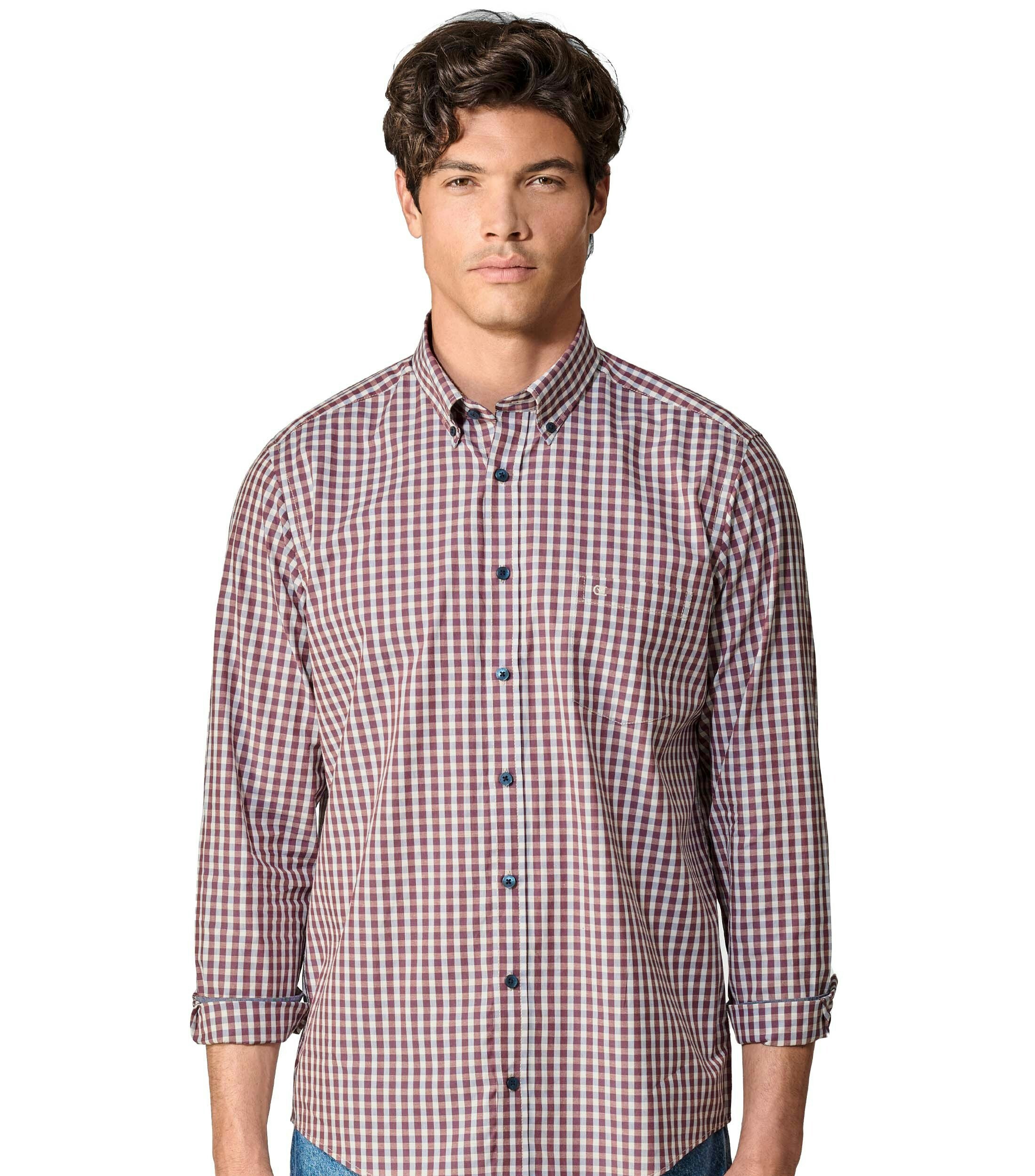Das Model trägt ein Freizeithemd im kariert Muster in der Farbe Hellrot
