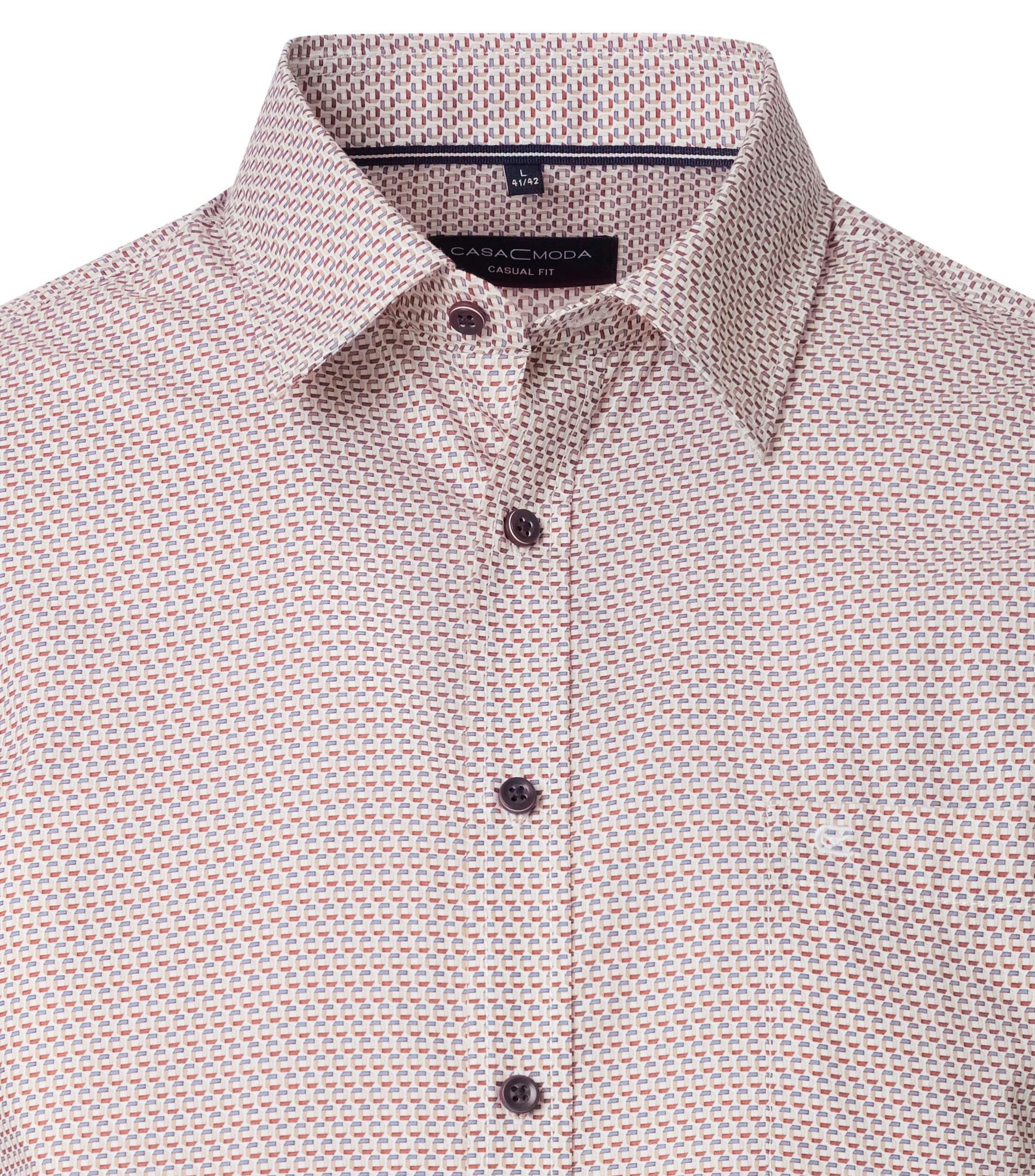 Das Model trägt ein Freizeithemd im Print Muster in der Farbe Rosarot