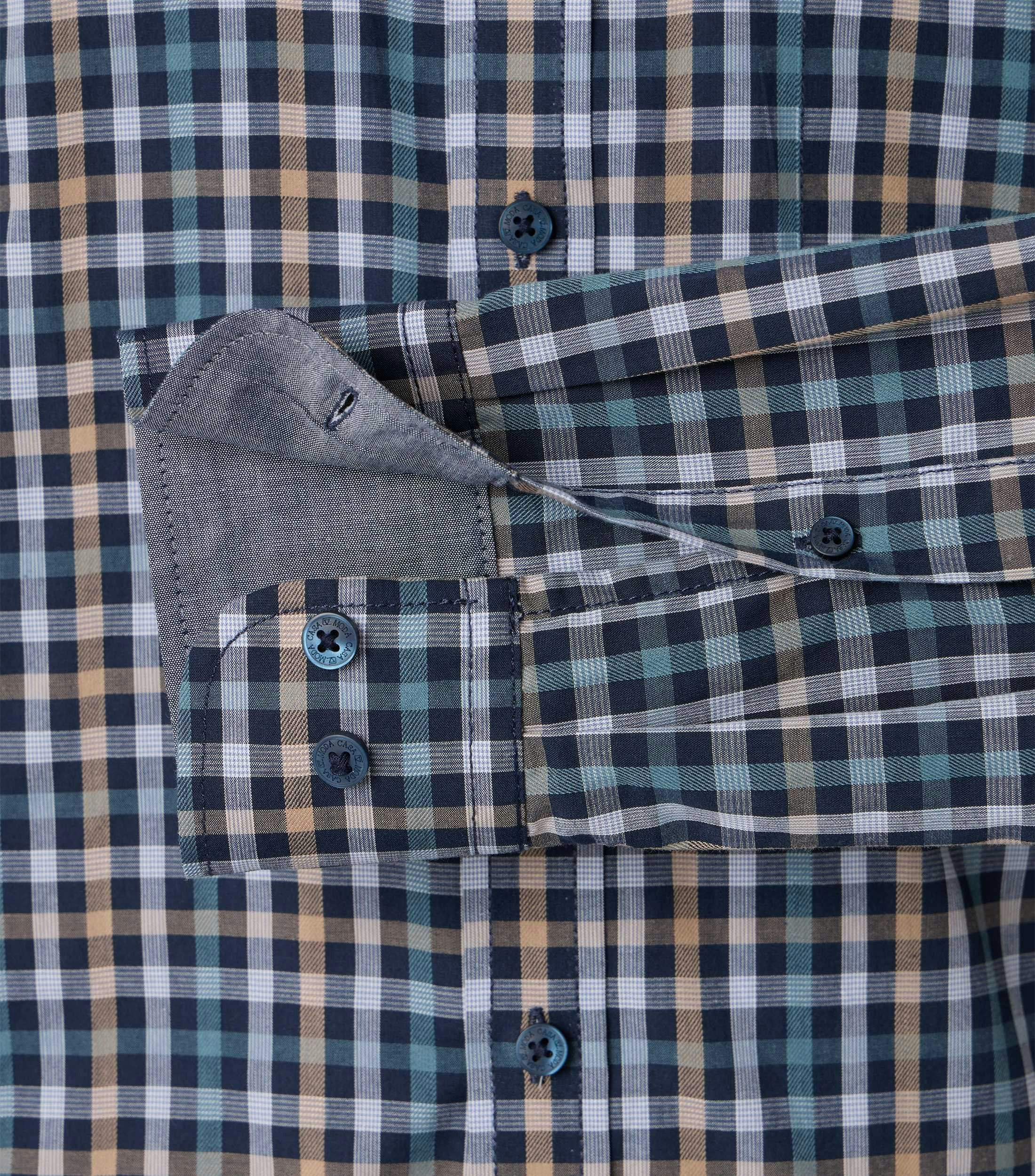Ein Freizeithemd im kariert Muster in der Farbe Blau