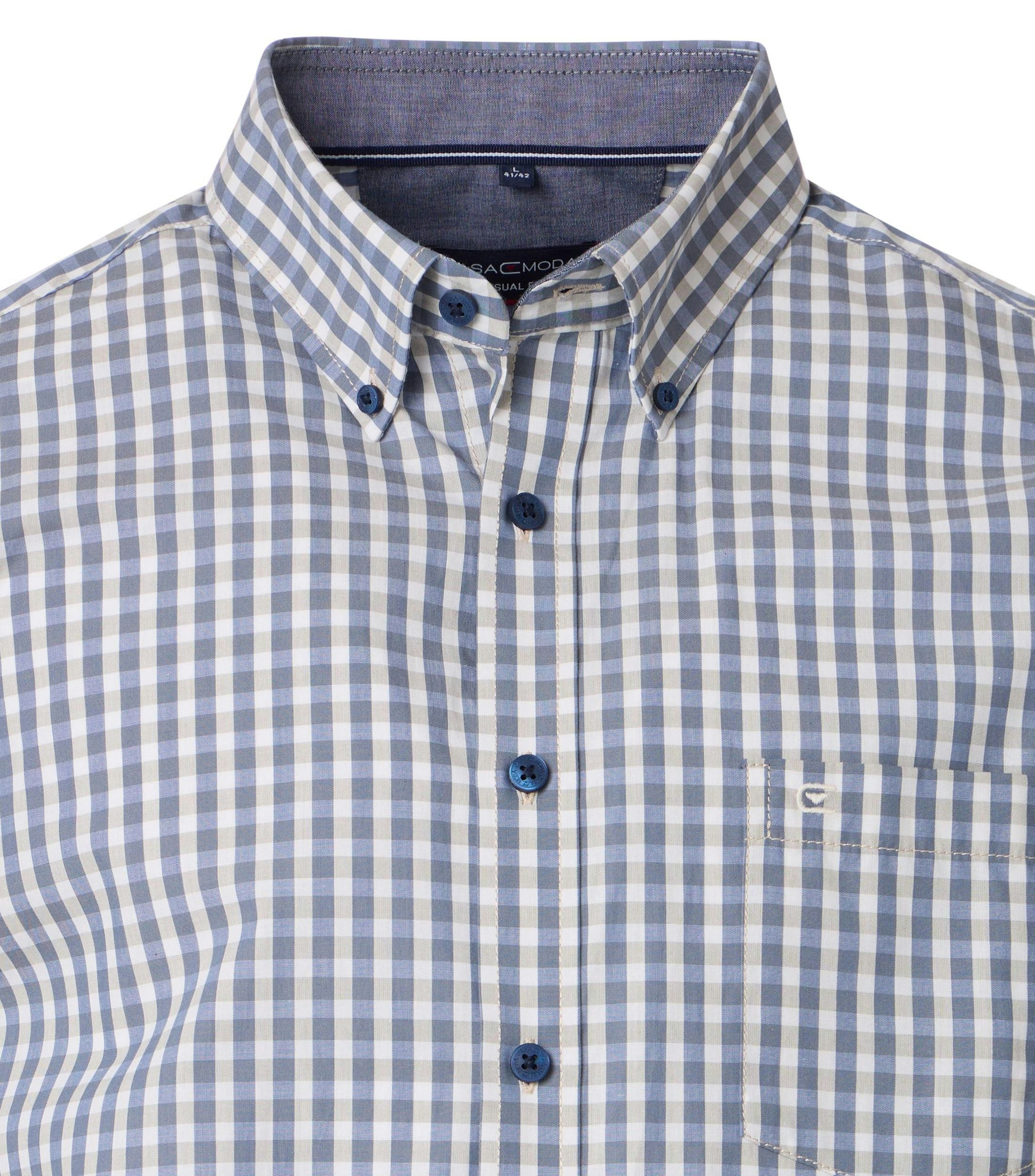 Ein Freizeithemd im kariert Muster in der Farbe Hellblau