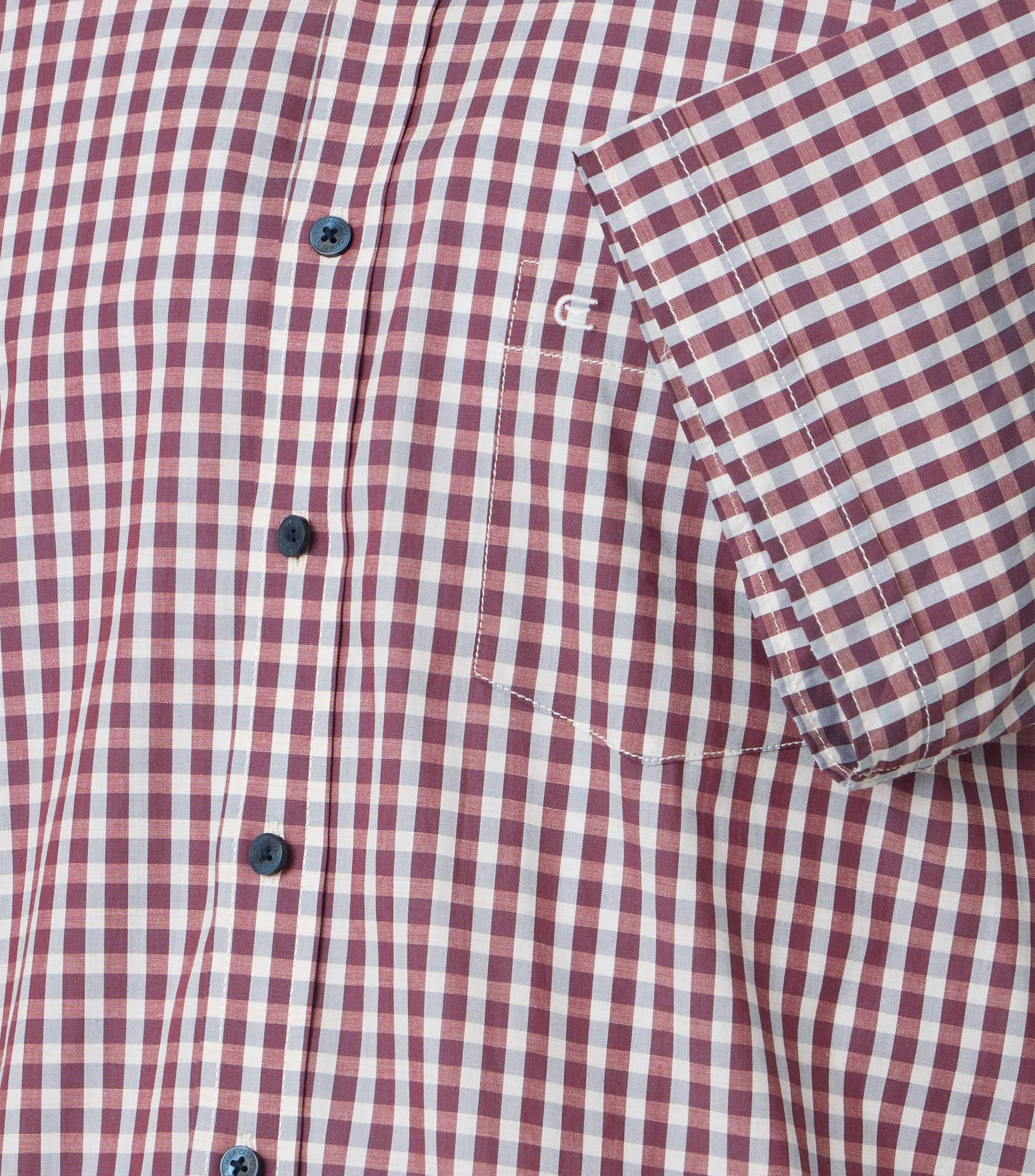 Ein Freizeithemd im kariert Muster in der Farbe Rot