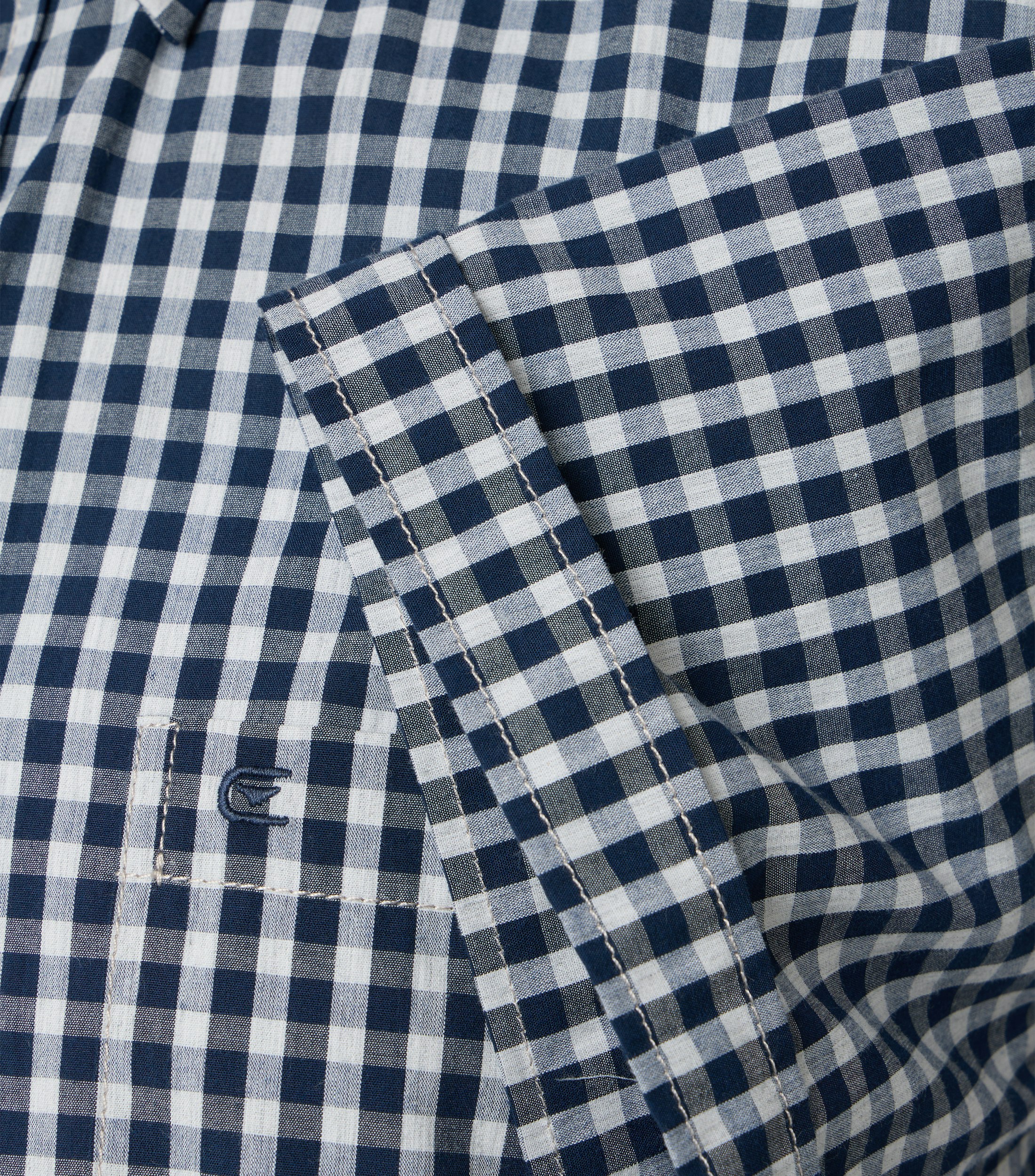 Ein Freizeithemd im kariert Muster in der Farbe Dunkelblau