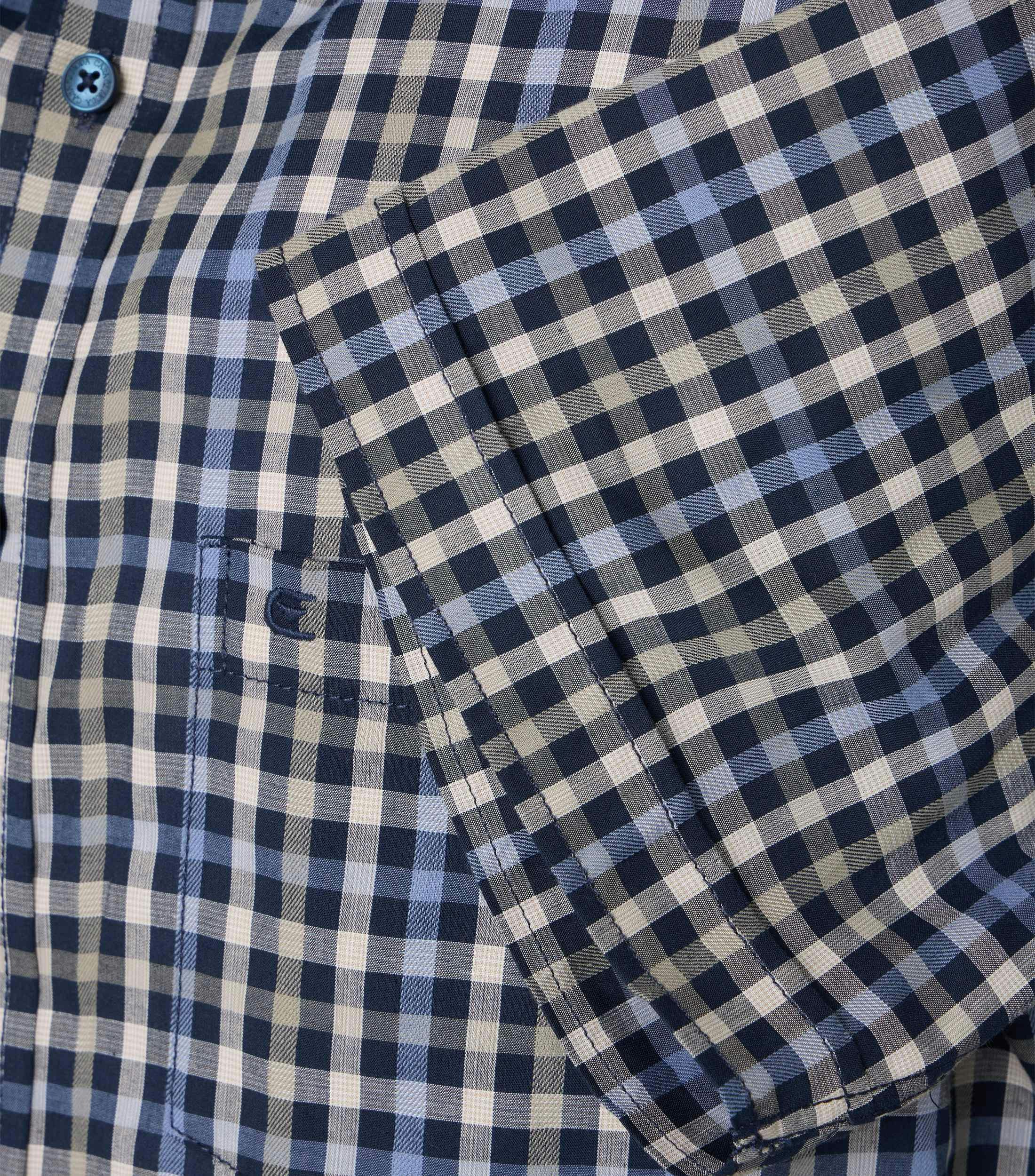 Ein Freizeithemd im kariert Muster in der Farbe Blau