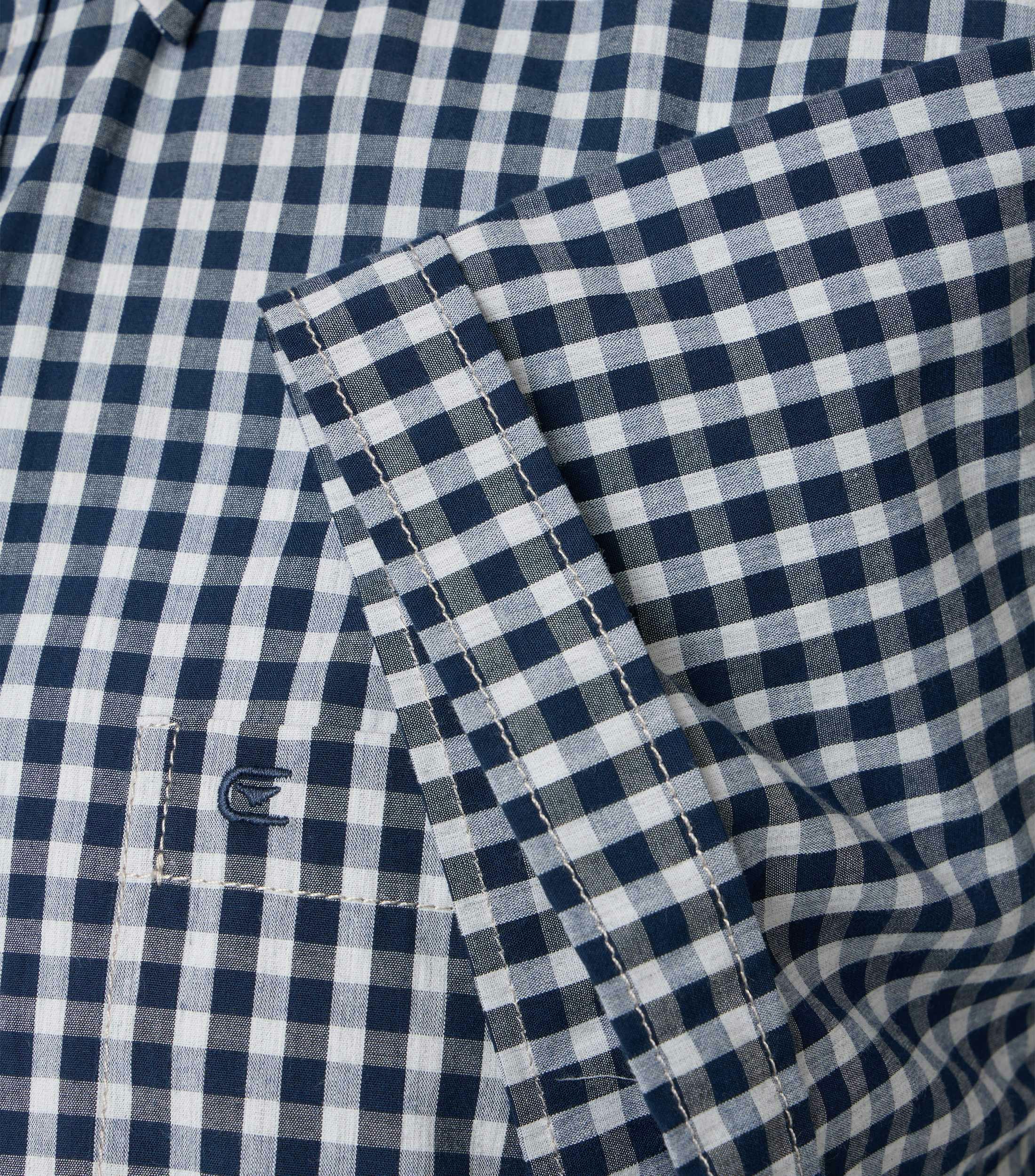 Ein Freizeithemd im kariert Muster in der Farbe Blau