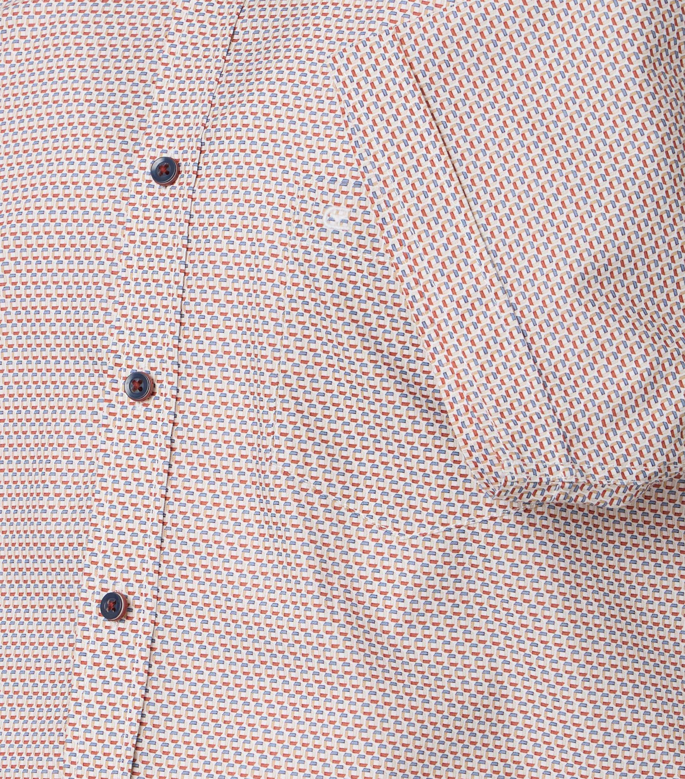 Ein Freizeithemd im Print Muster in der Farbe Rot