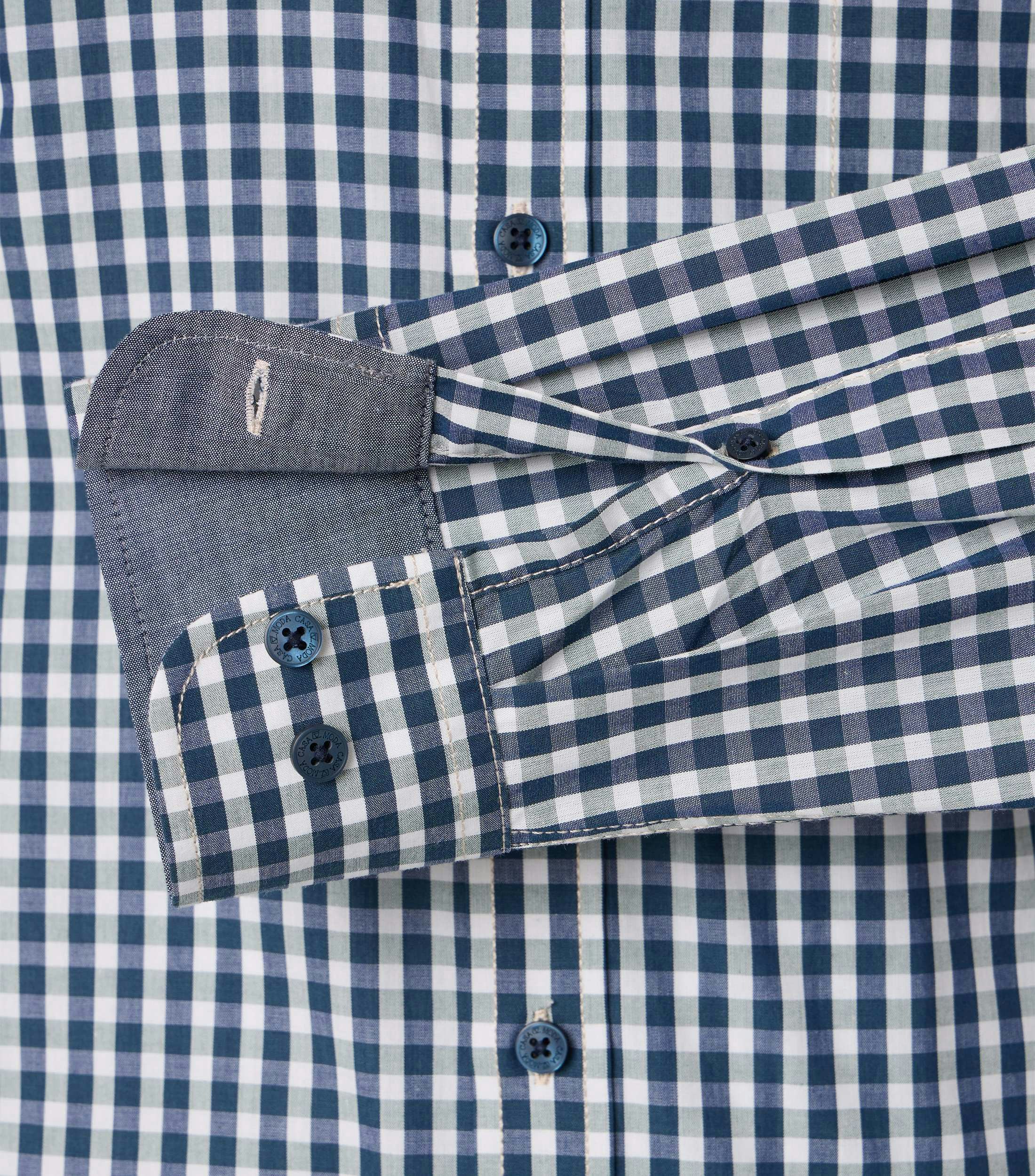 Ein Freizeithemd im kariert Muster in der Farbe Blau