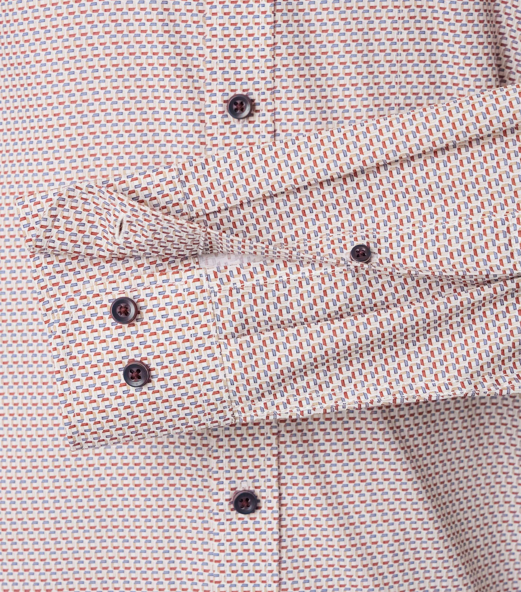 Ein Freizeithemd im Print Muster in der Farbe Rosarot