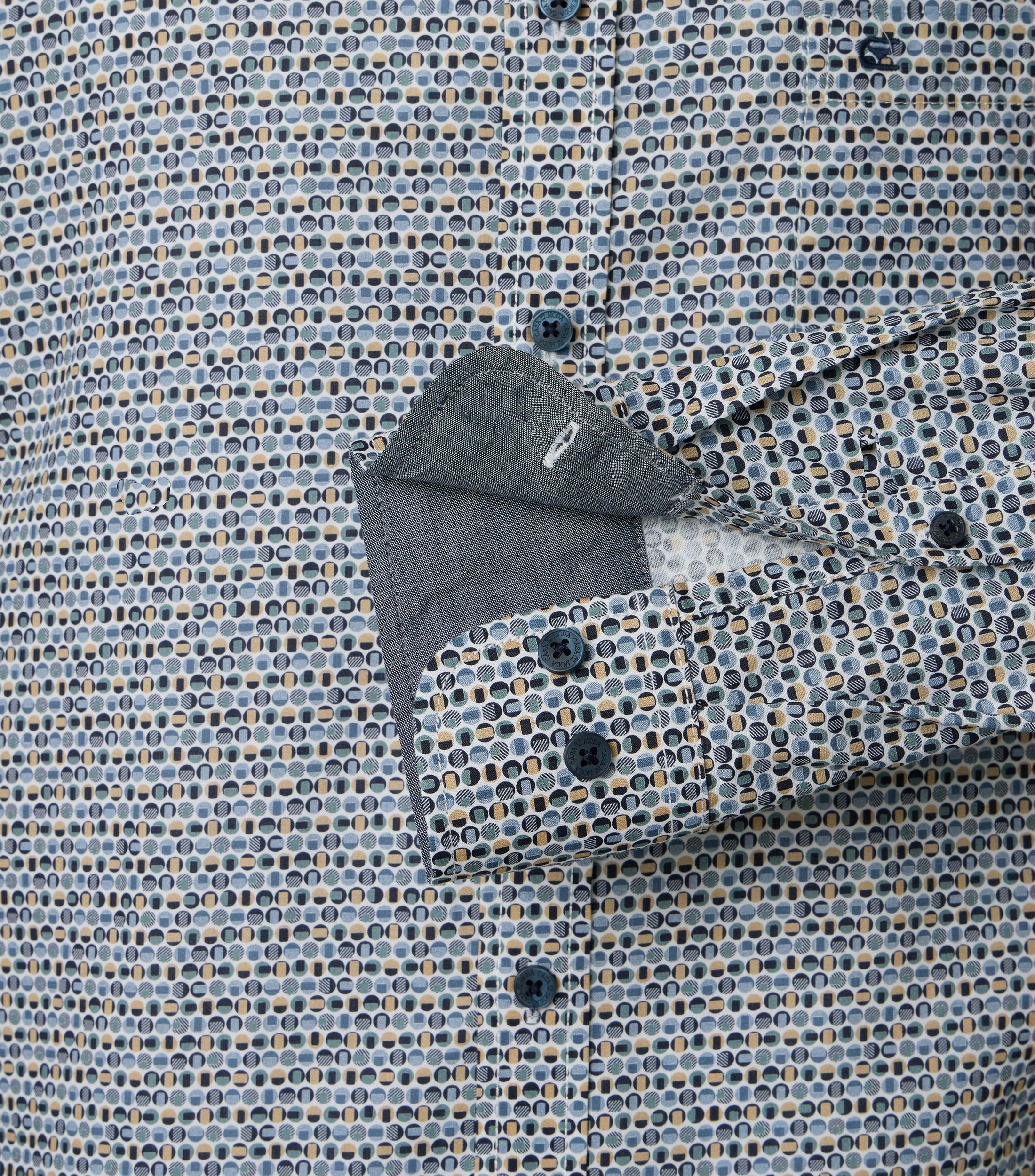 Ein Freizeithemd im Print Muster in der Farbe Blau