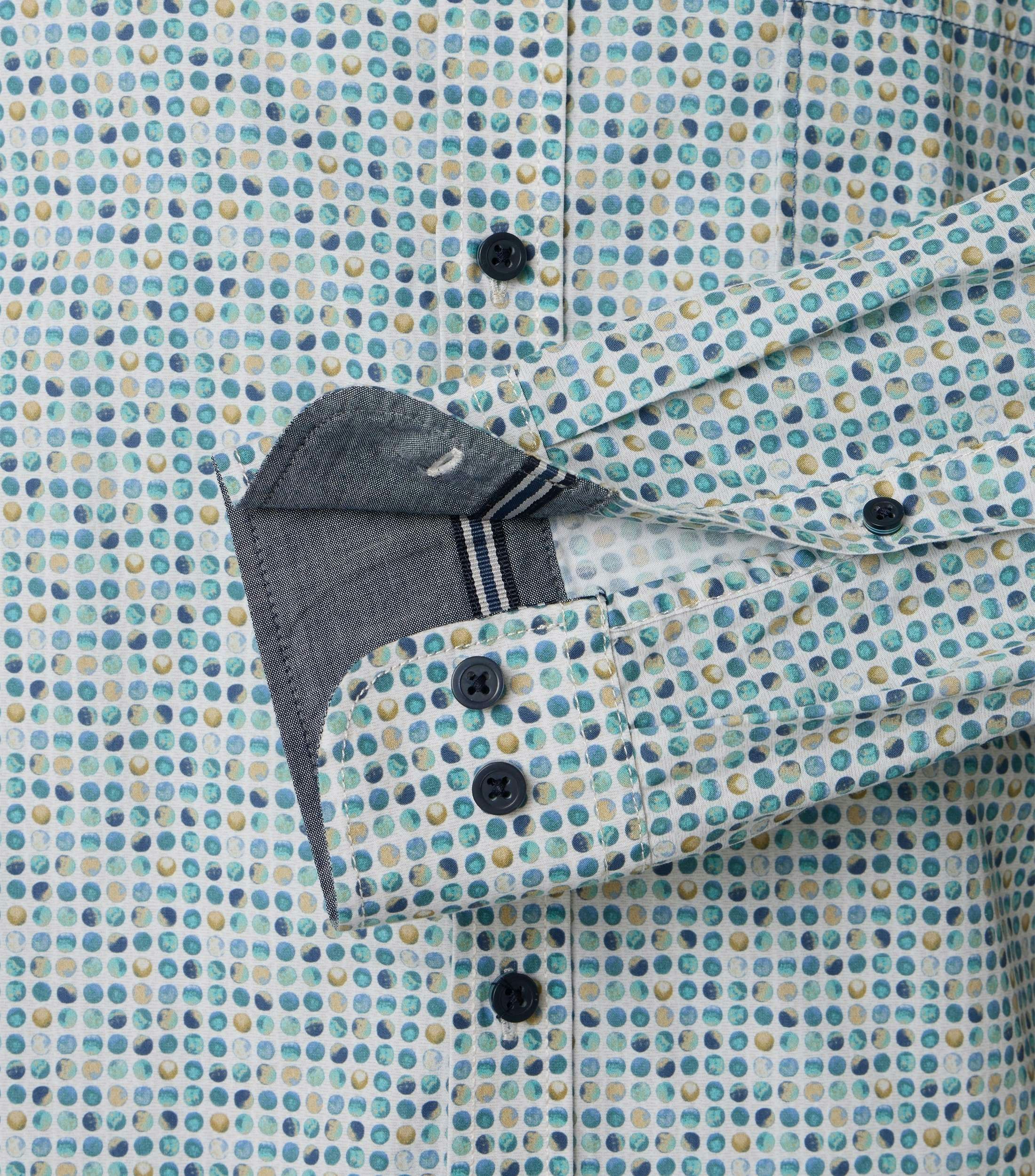 Ein Freizeithemd im Print Muster in der Farbe Blau