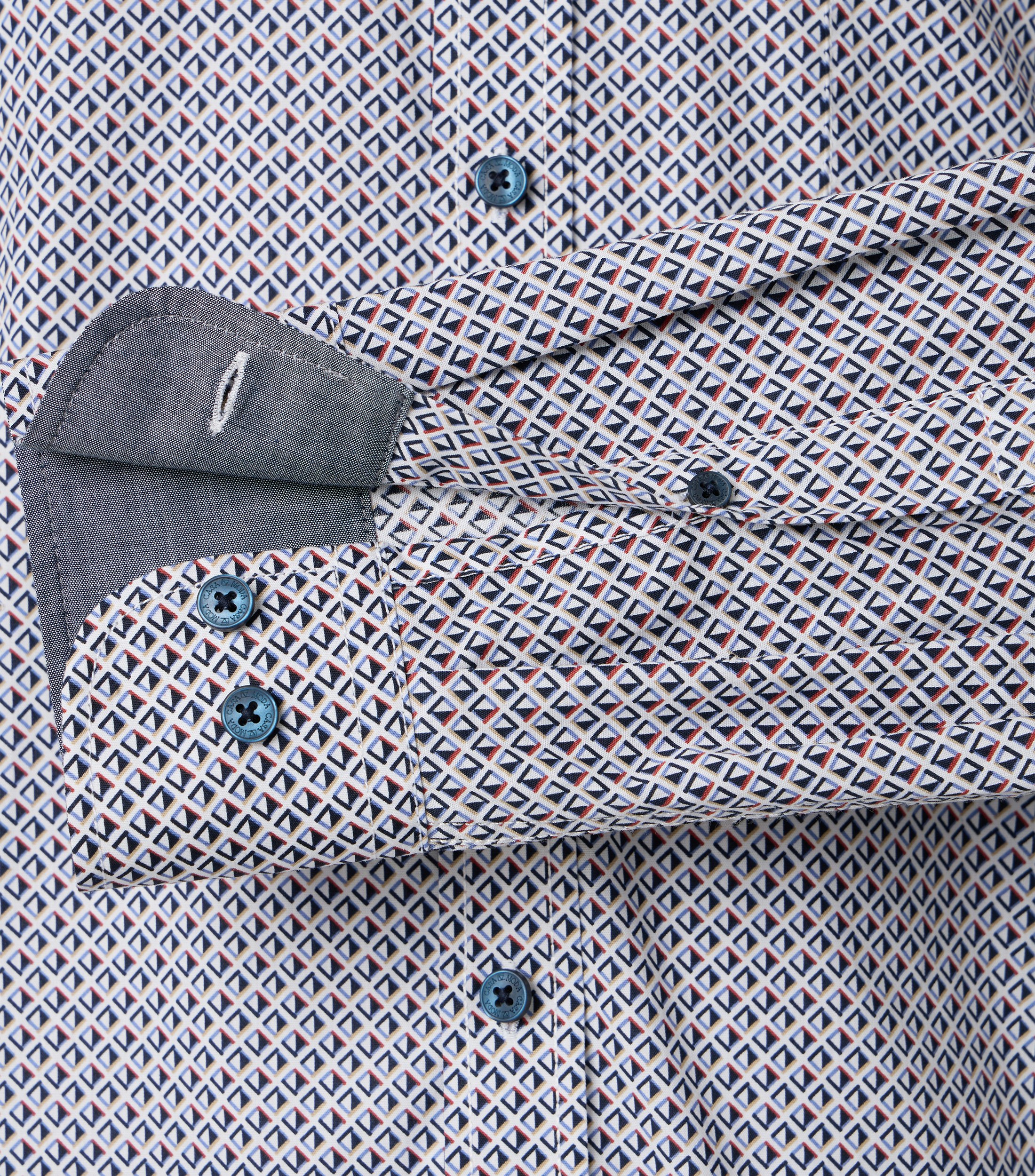 Ein Freizeithemd im Print Muster in der Farbe Blau