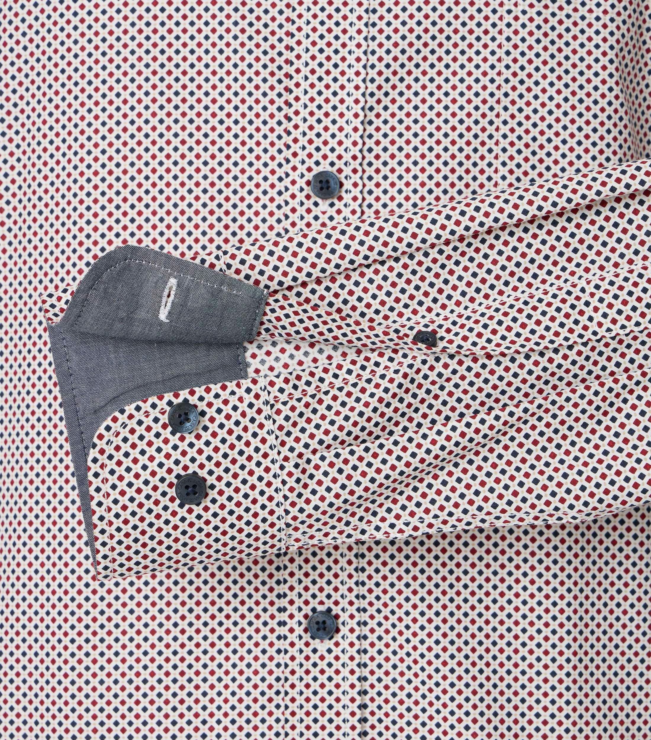 Ein Freizeithemd im Print Muster in der Farbe Rot